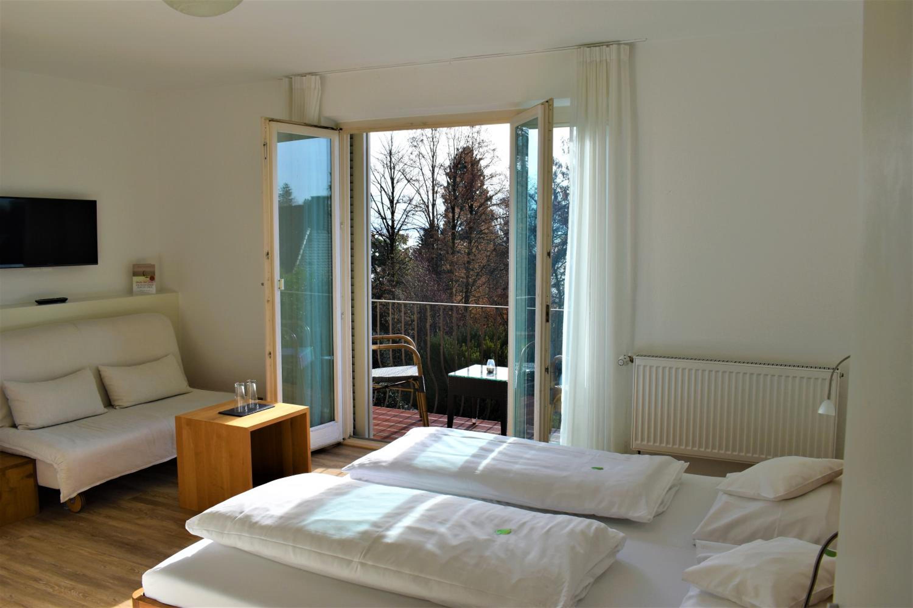 Double Room with Balcony and Park View - Photo 8