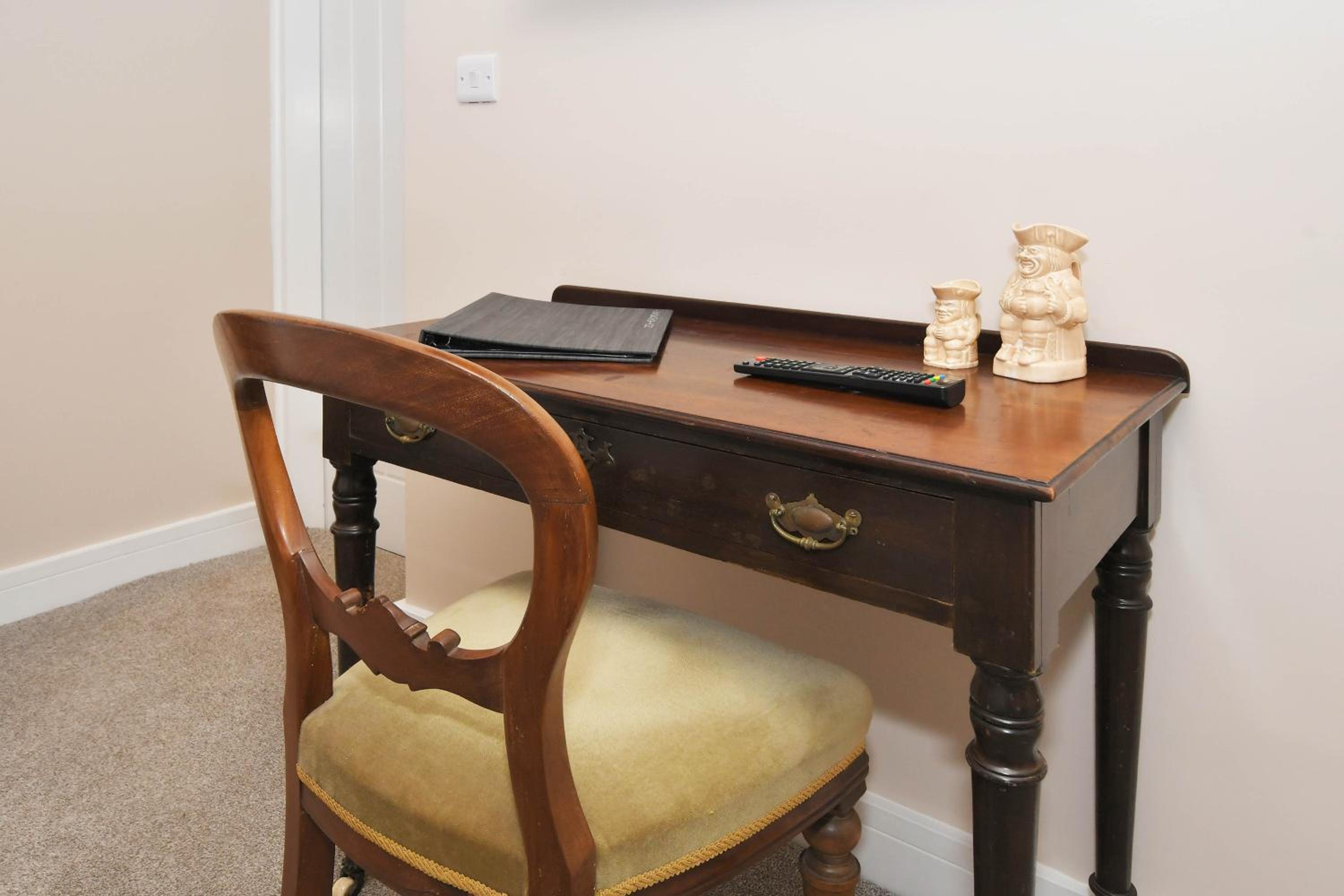Deluxe King Room - Photo 3