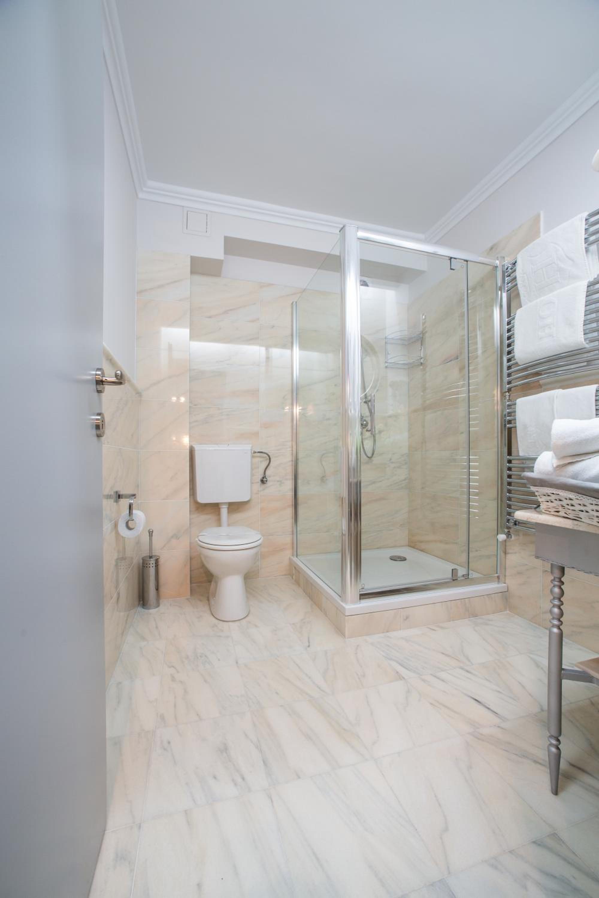 Family Suite with Balcony - Photo 4