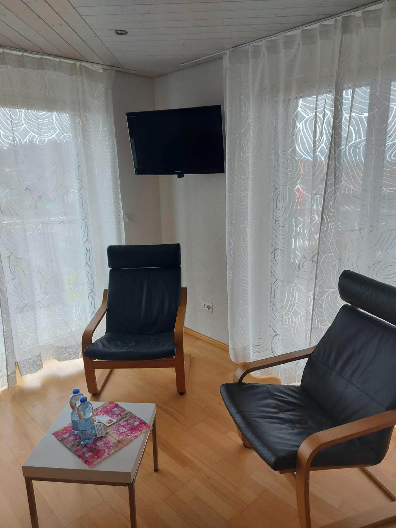 Double Room with Balcony - Photo 8