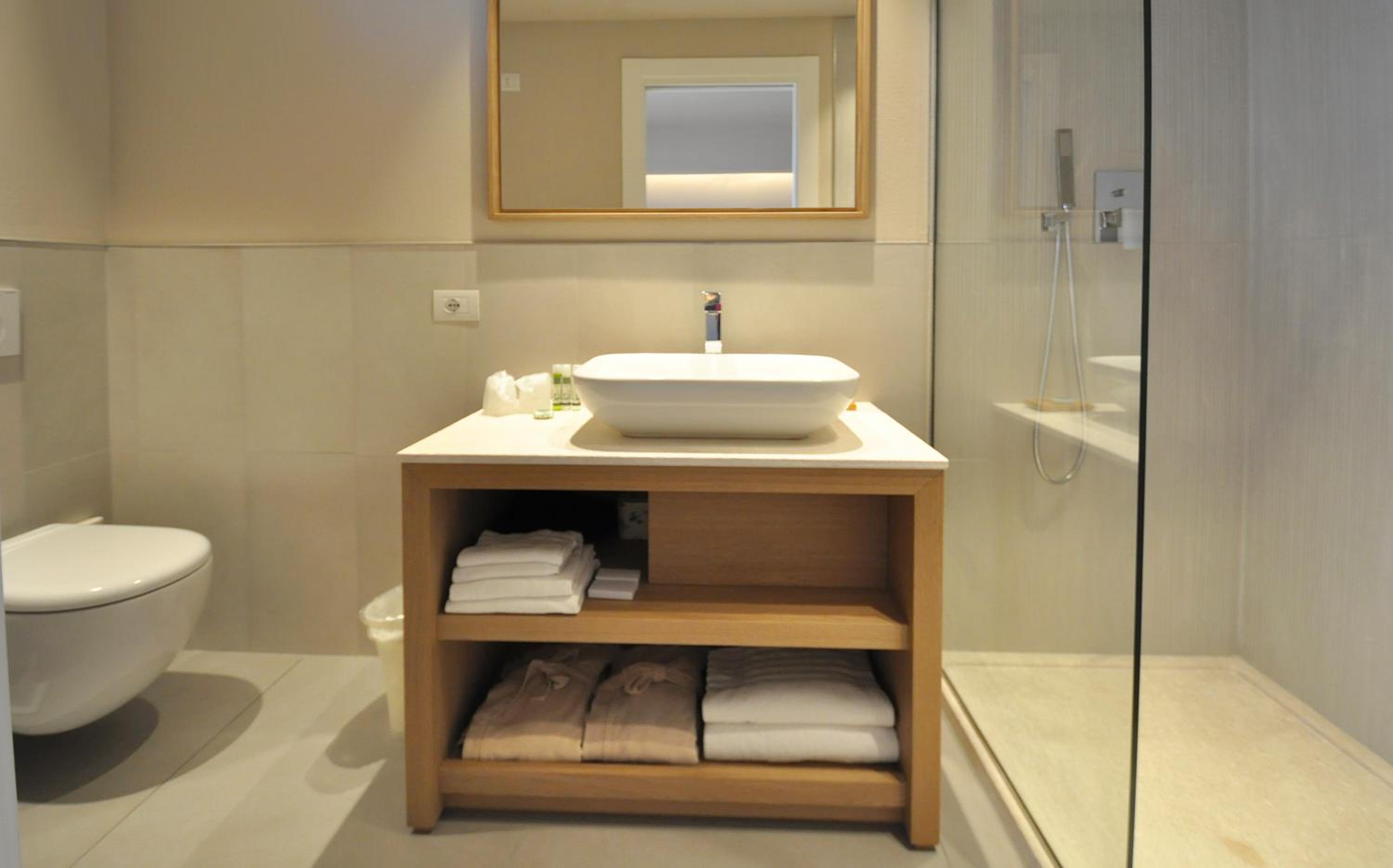 Double or Twin Room with Partial Sea View - Photo 5