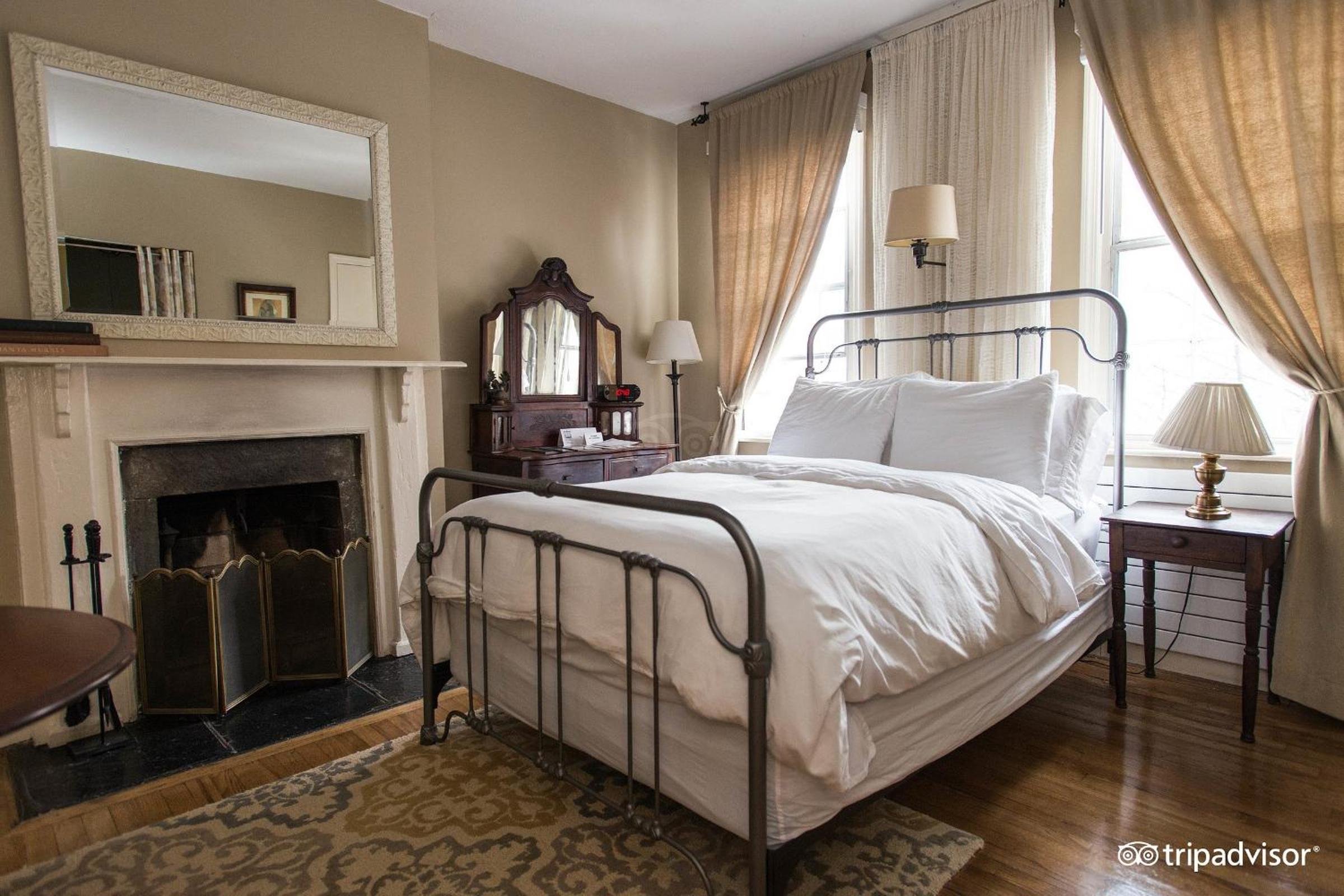 India Studio With Full Size Bed And Kitchenette