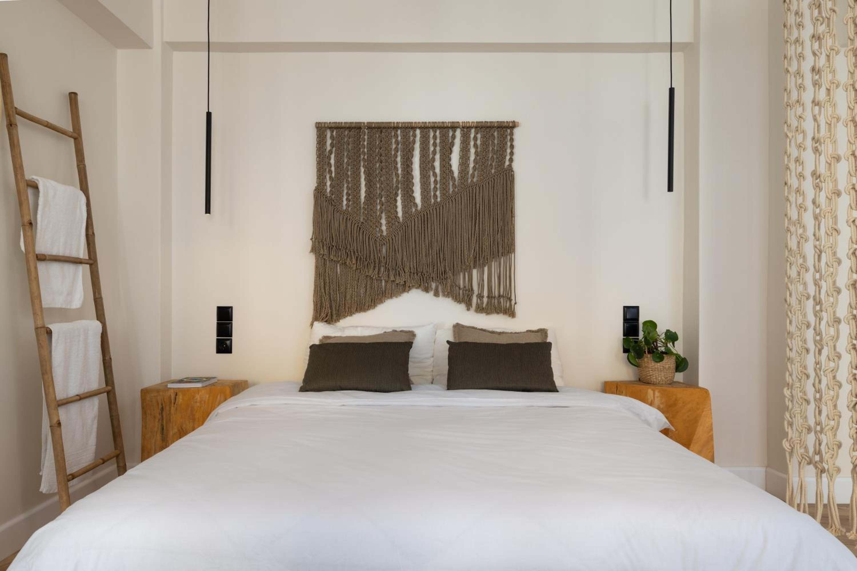 One-Bedroom Apartment - Photo 2