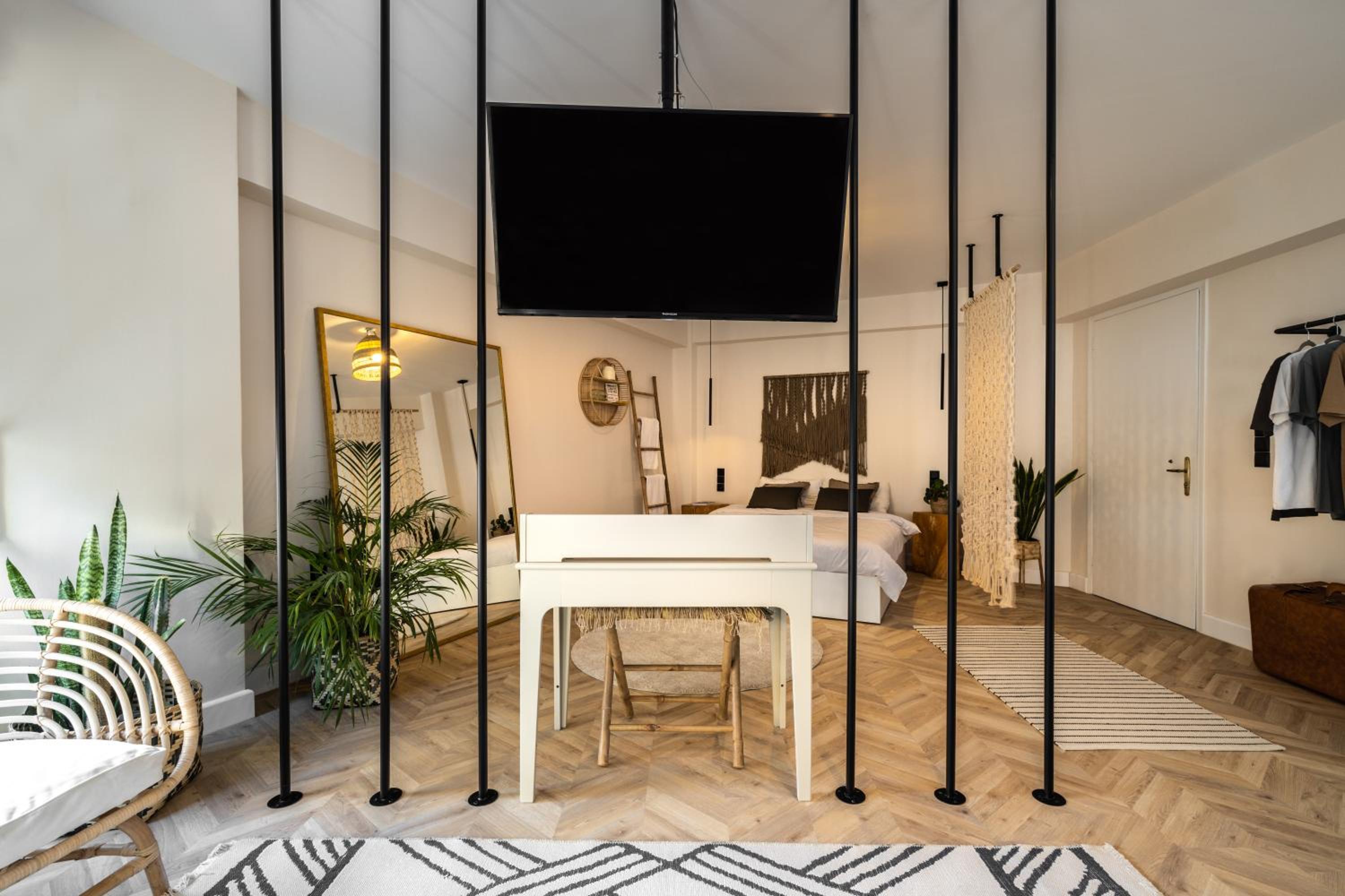 One-Bedroom Apartment - Photo 3