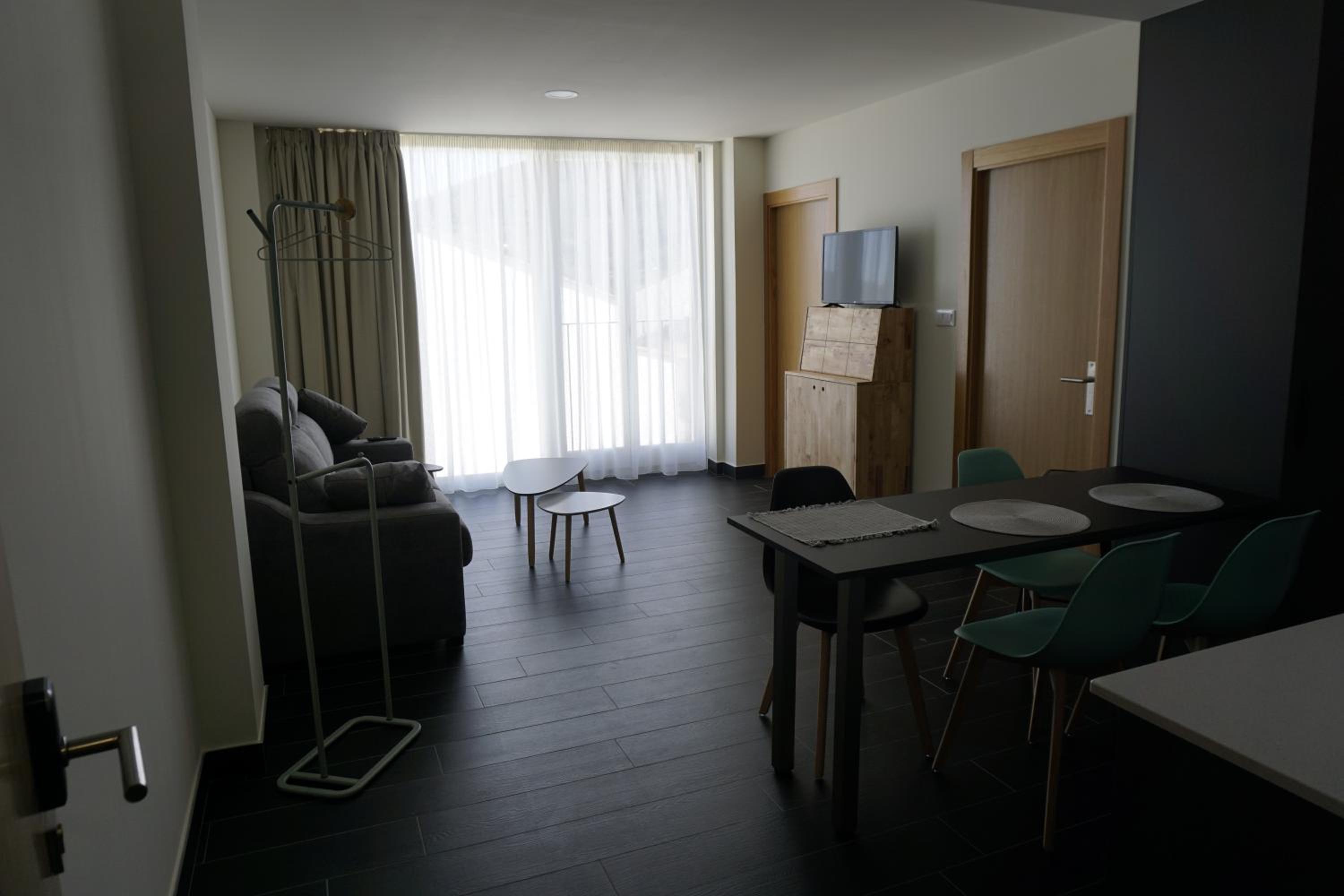 Deluxe One-Bedroom Apartment - Photo 2