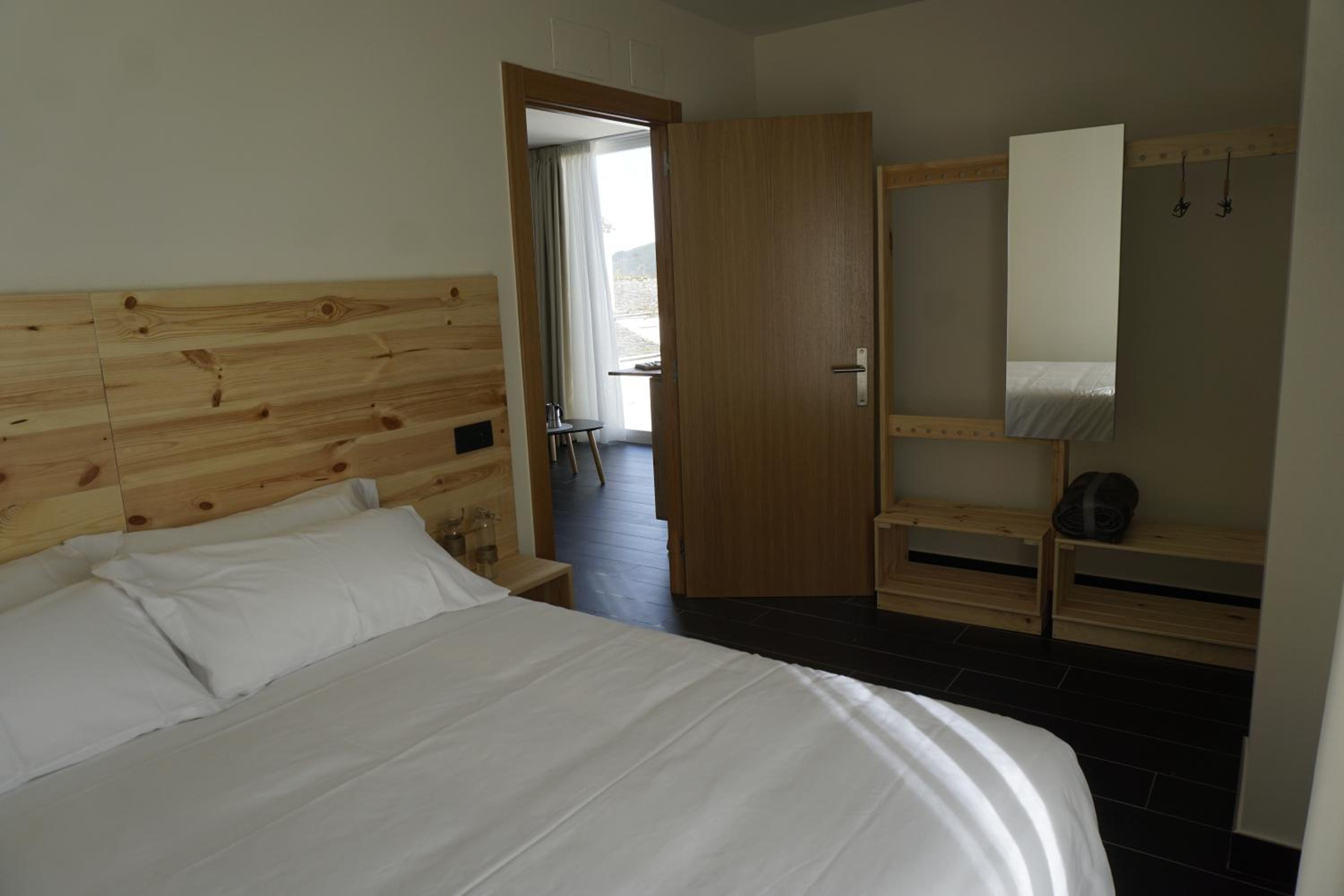 Deluxe One-Bedroom Apartment - Photo 9
