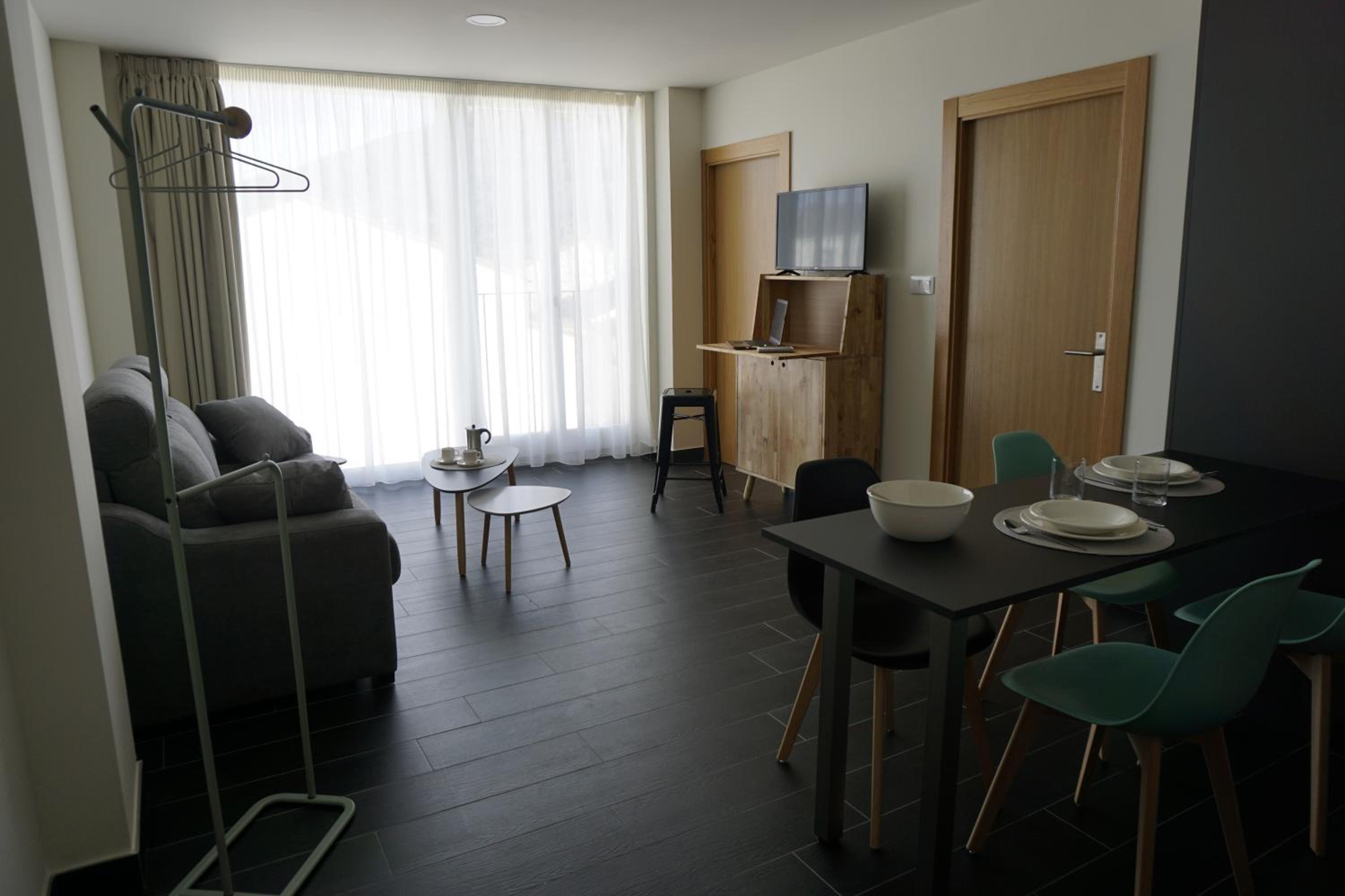 Deluxe One-Bedroom Apartment - Photo 5