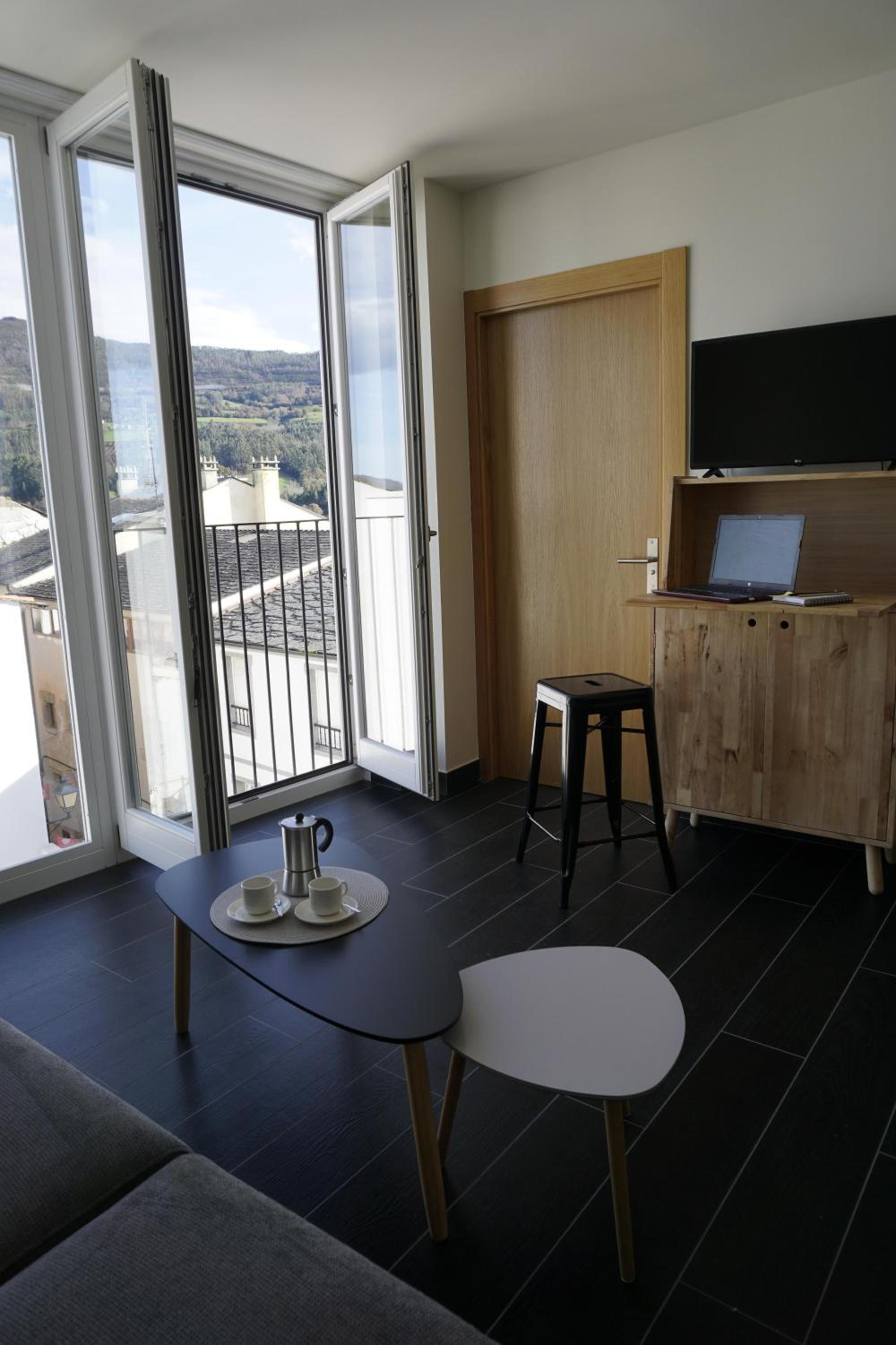Deluxe One-Bedroom Apartment - Photo 13