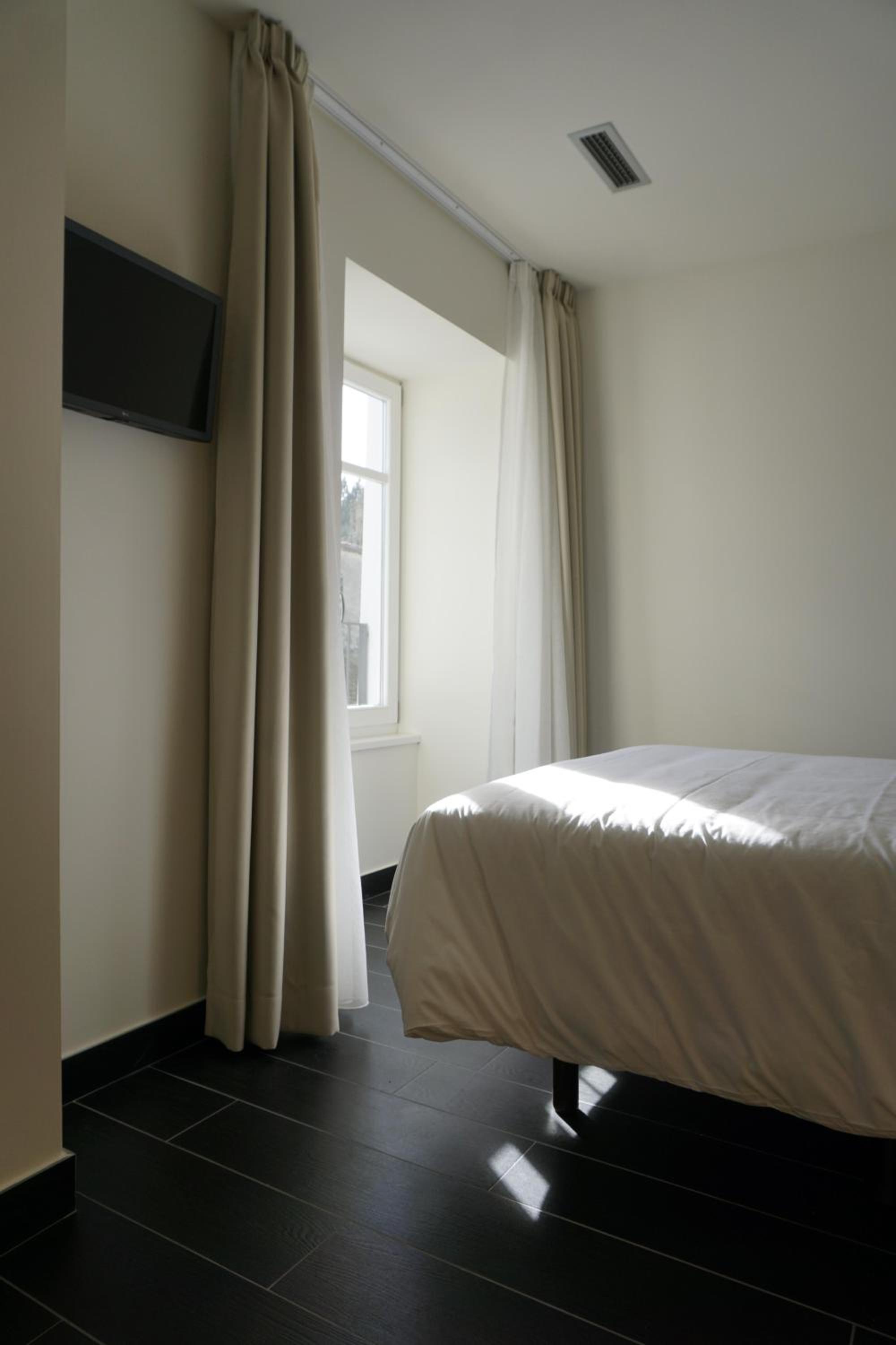 Deluxe One-Bedroom Apartment - Photo 12