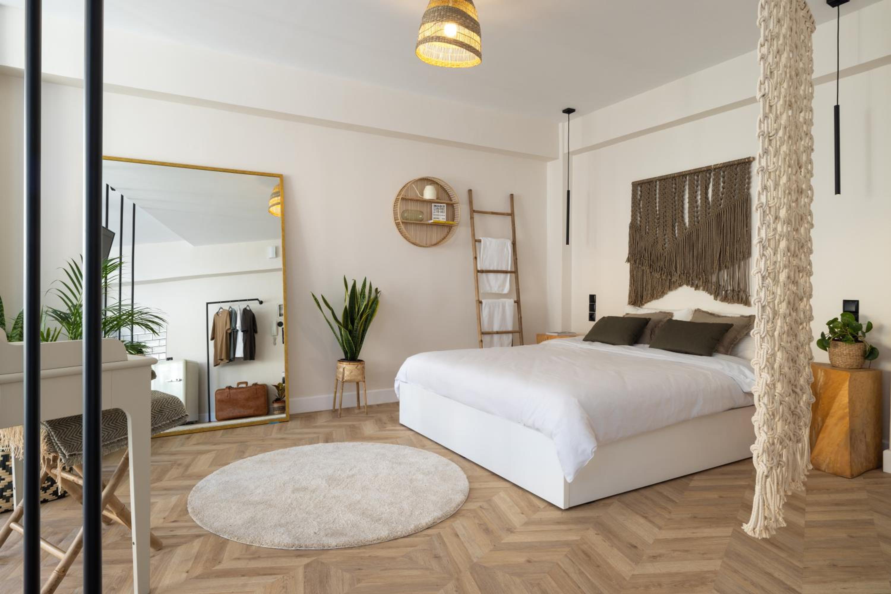 One-Bedroom Apartment - Photo 1