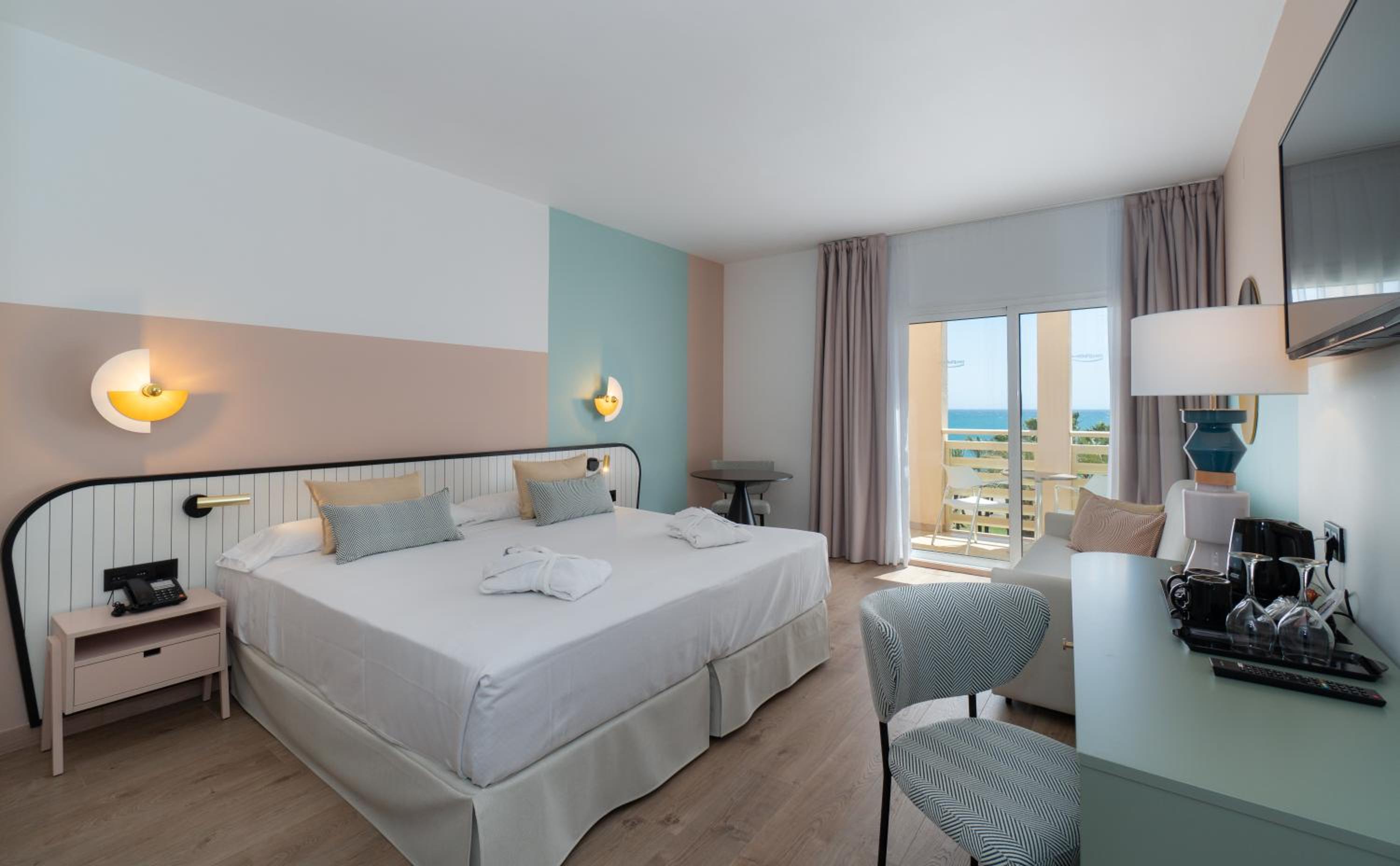 Habitación Club Superior con Vista Frontal al Mar (2 Adultos)
