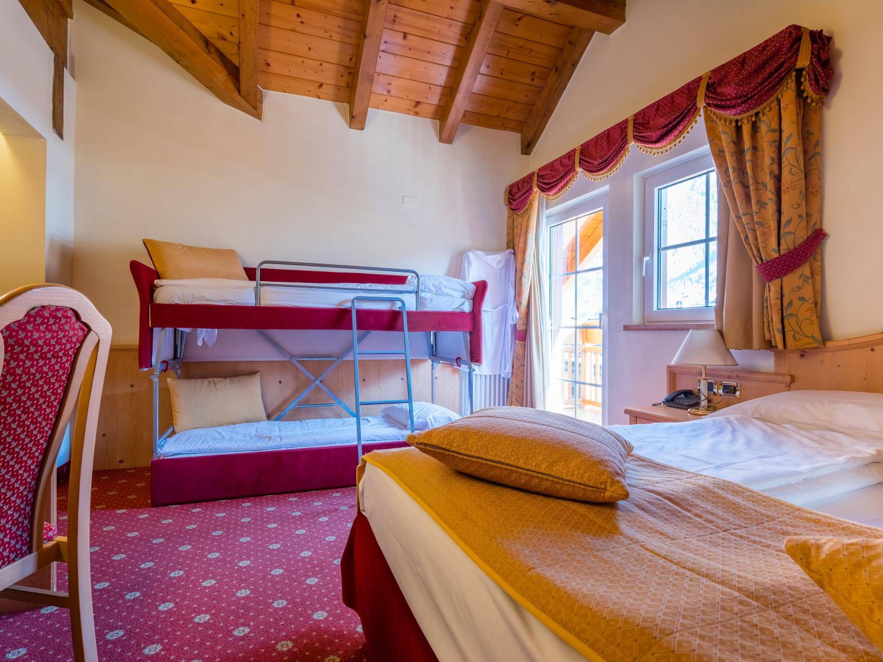 Superior Quadruple Room - Photo 3
