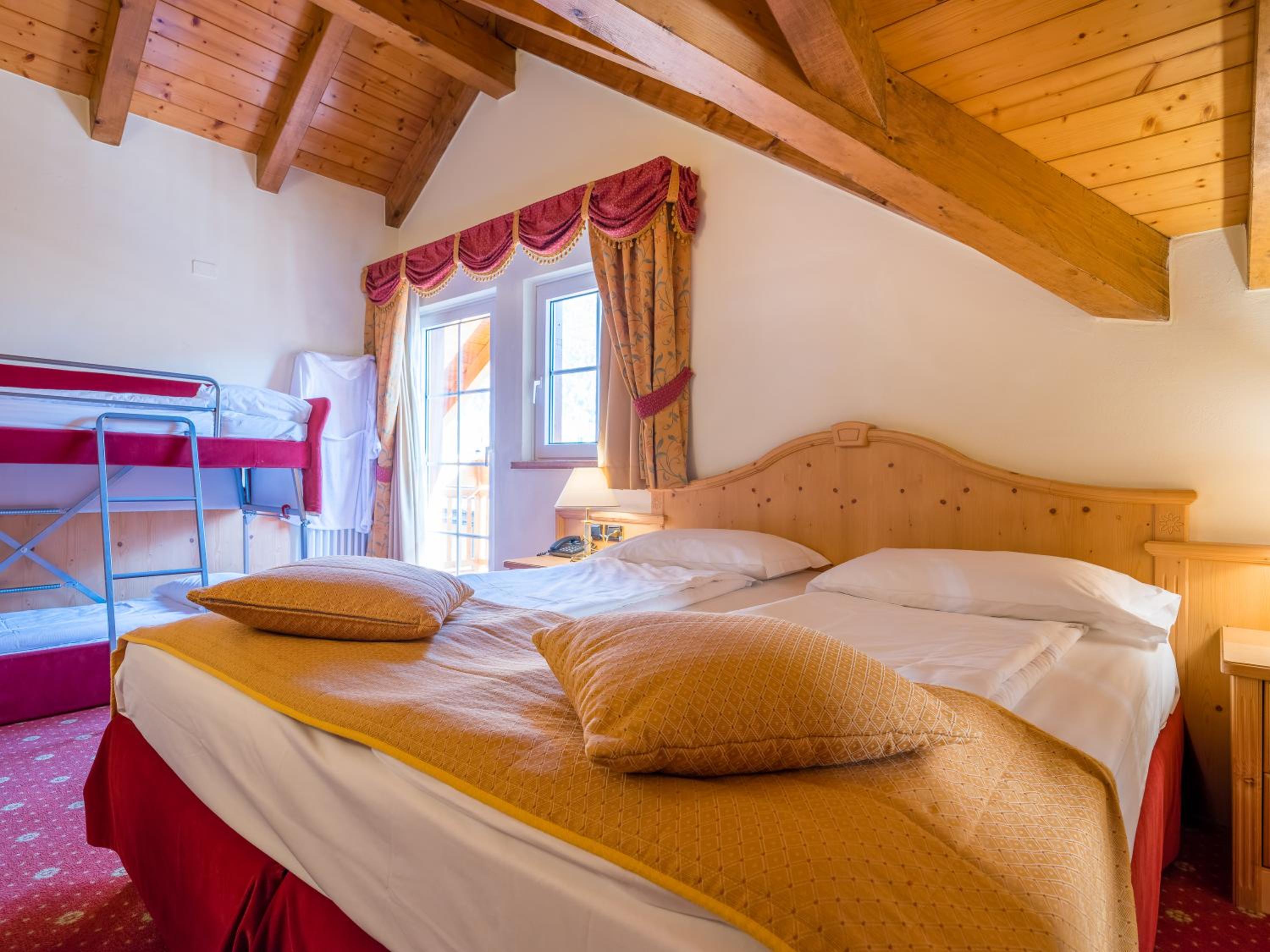 Superior Quadruple Room - Photo 4