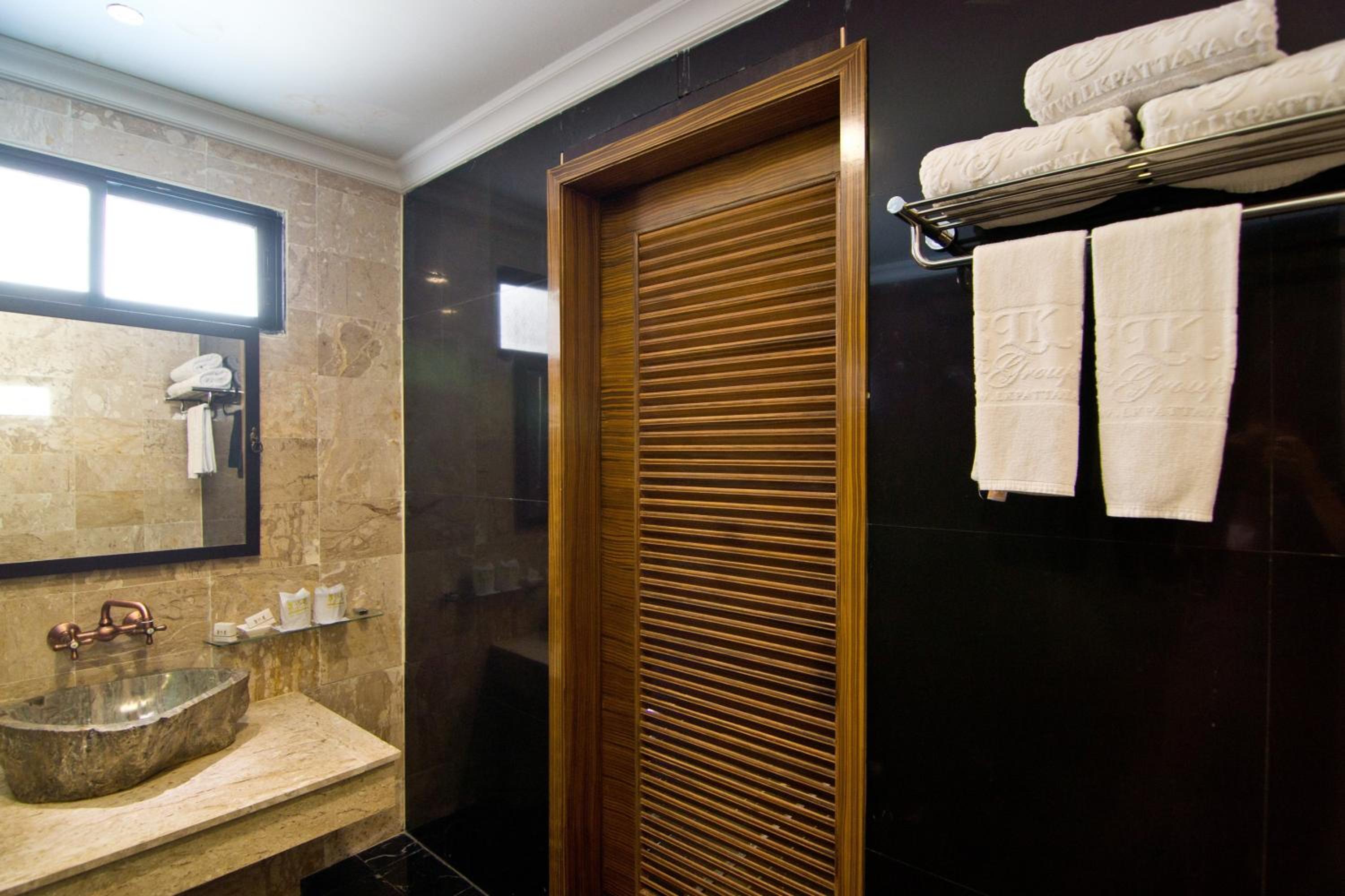Deluxe Triple Room - Photo 11
