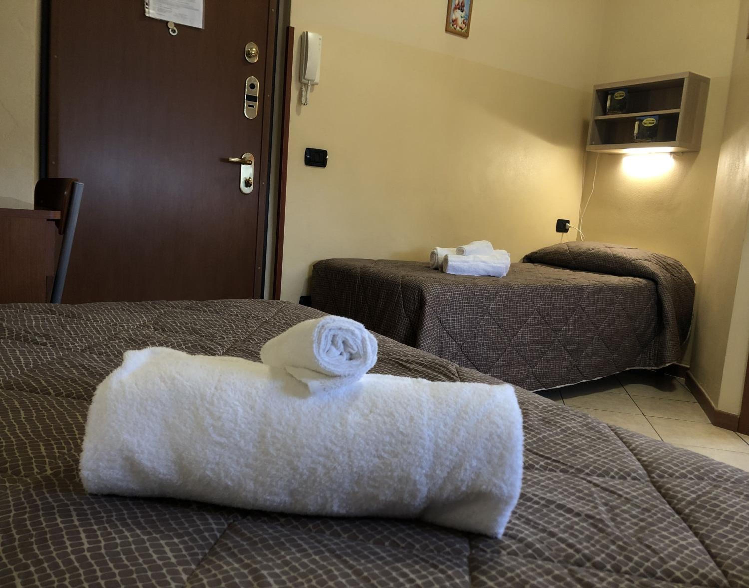 Twin Room - Photo 5