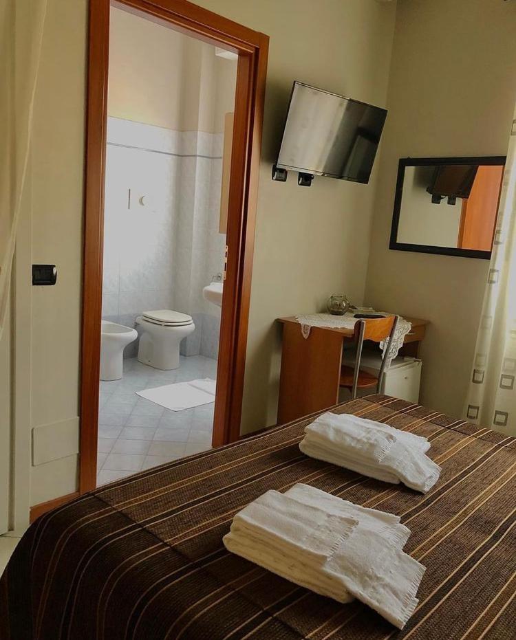 Double Room - Photo 16
