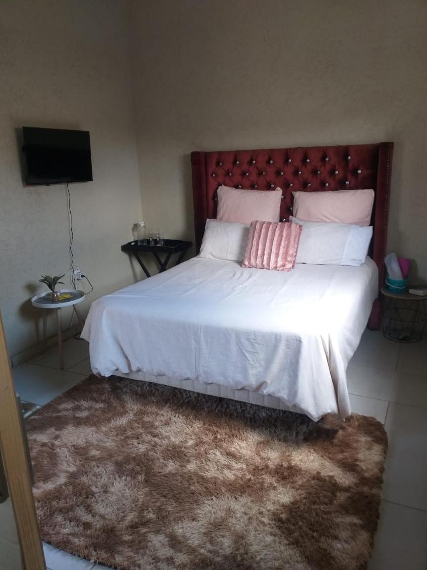Budget Double Room - Photo 11