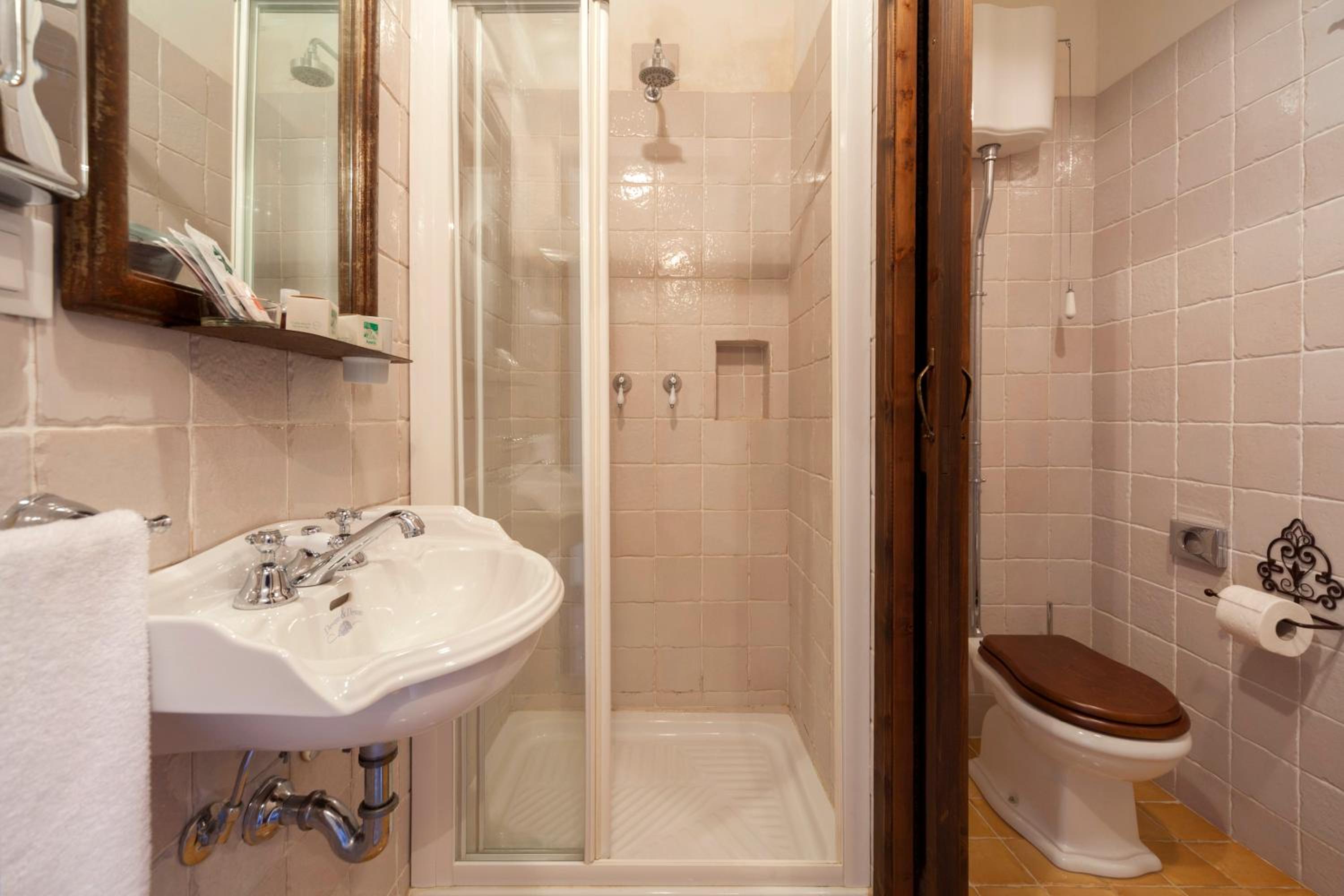 Deluxe Suite - Photo 5