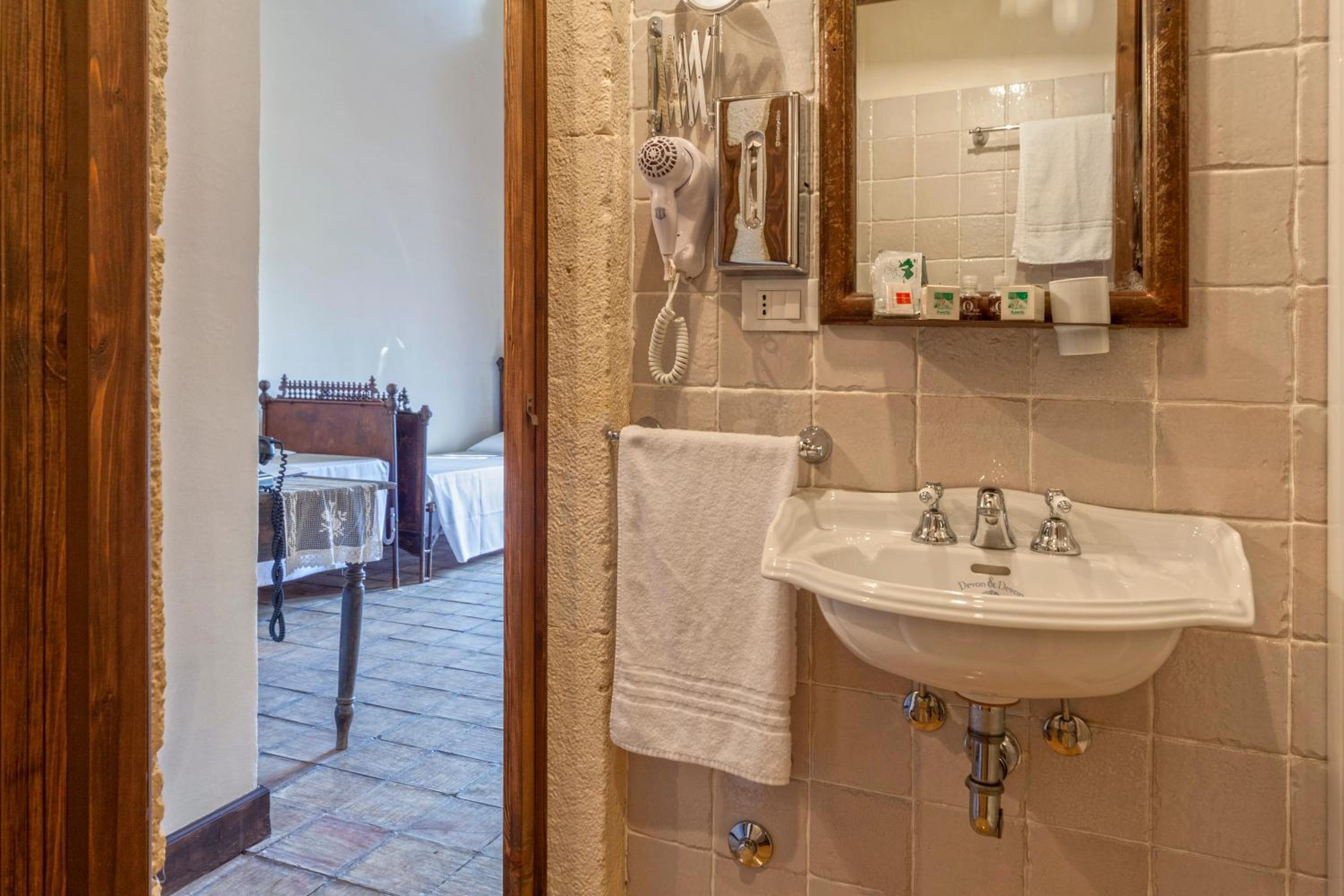 Classic Quadruple Room - Photo 8