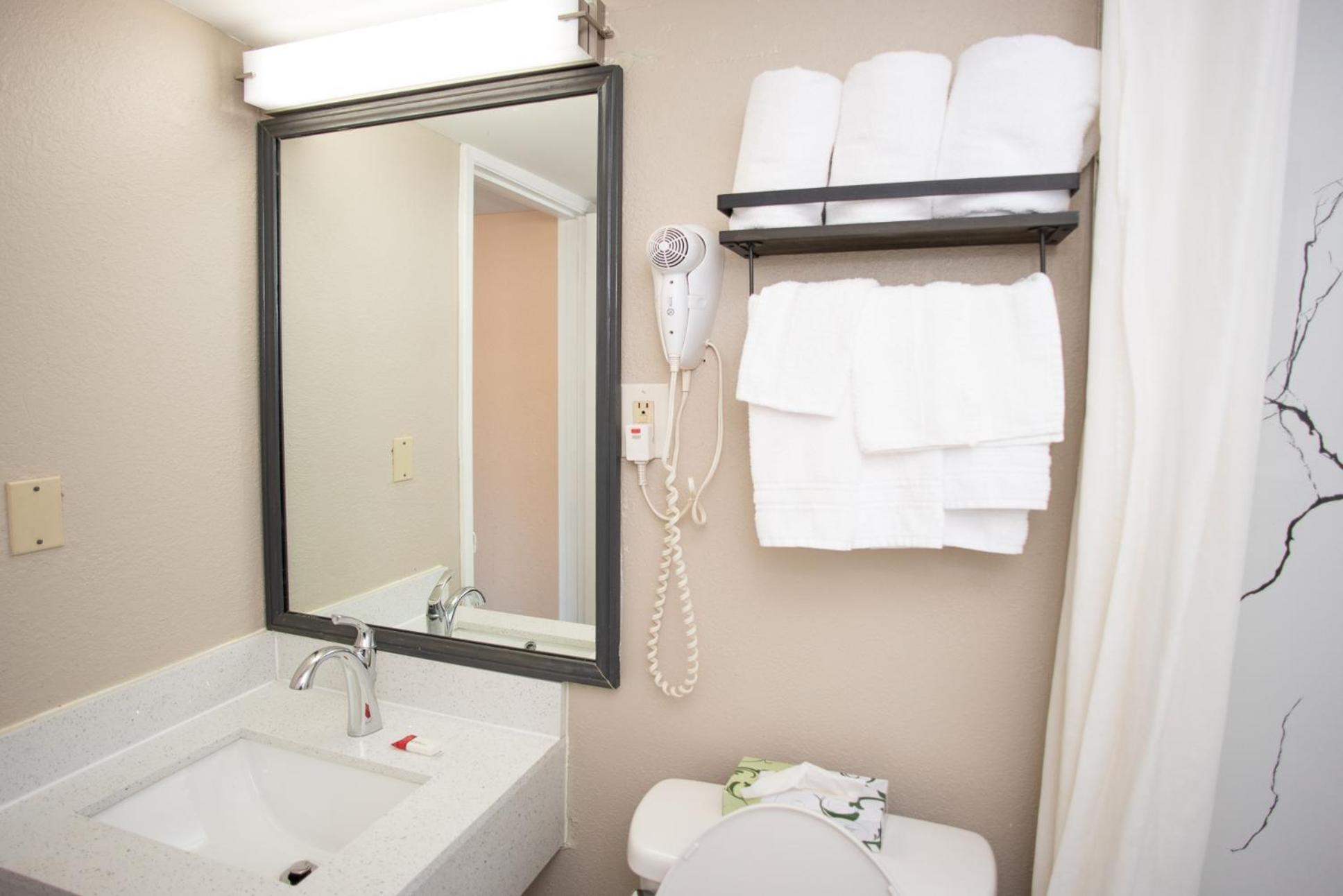 King Room - Mobility Access/Non-Smoking photo 3