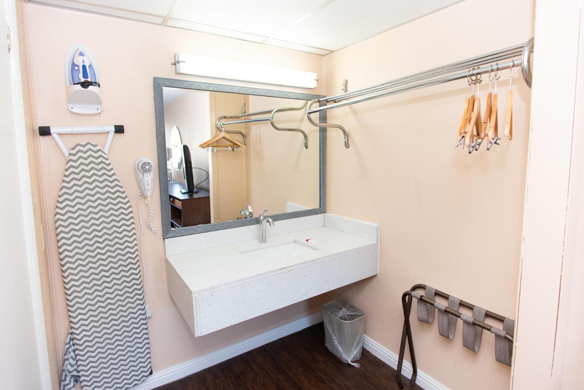 Deluxe Double Room with Two Double Beds - Non-Smoking - Photo 3