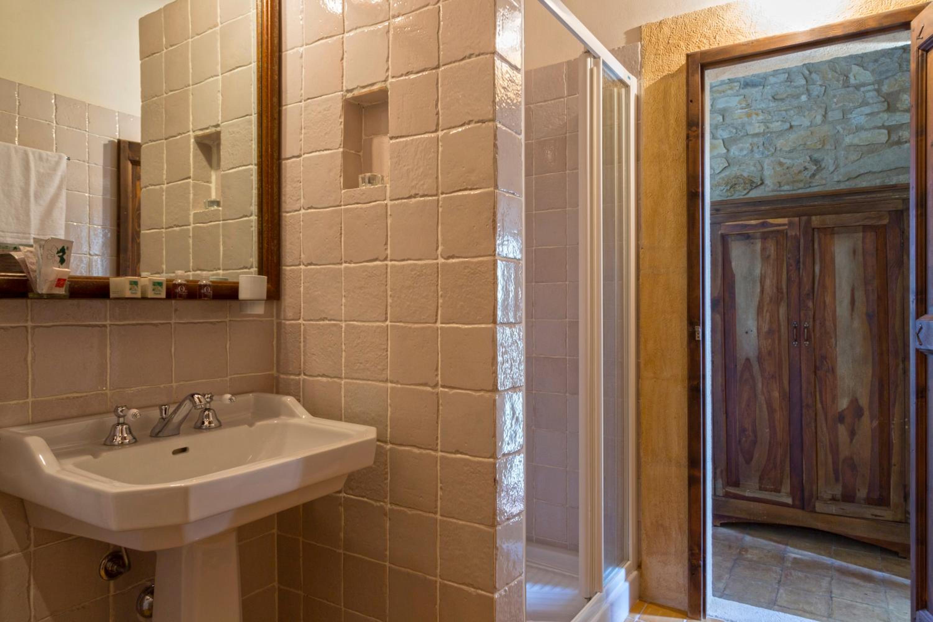 Double Room with Pool View - Photo 4