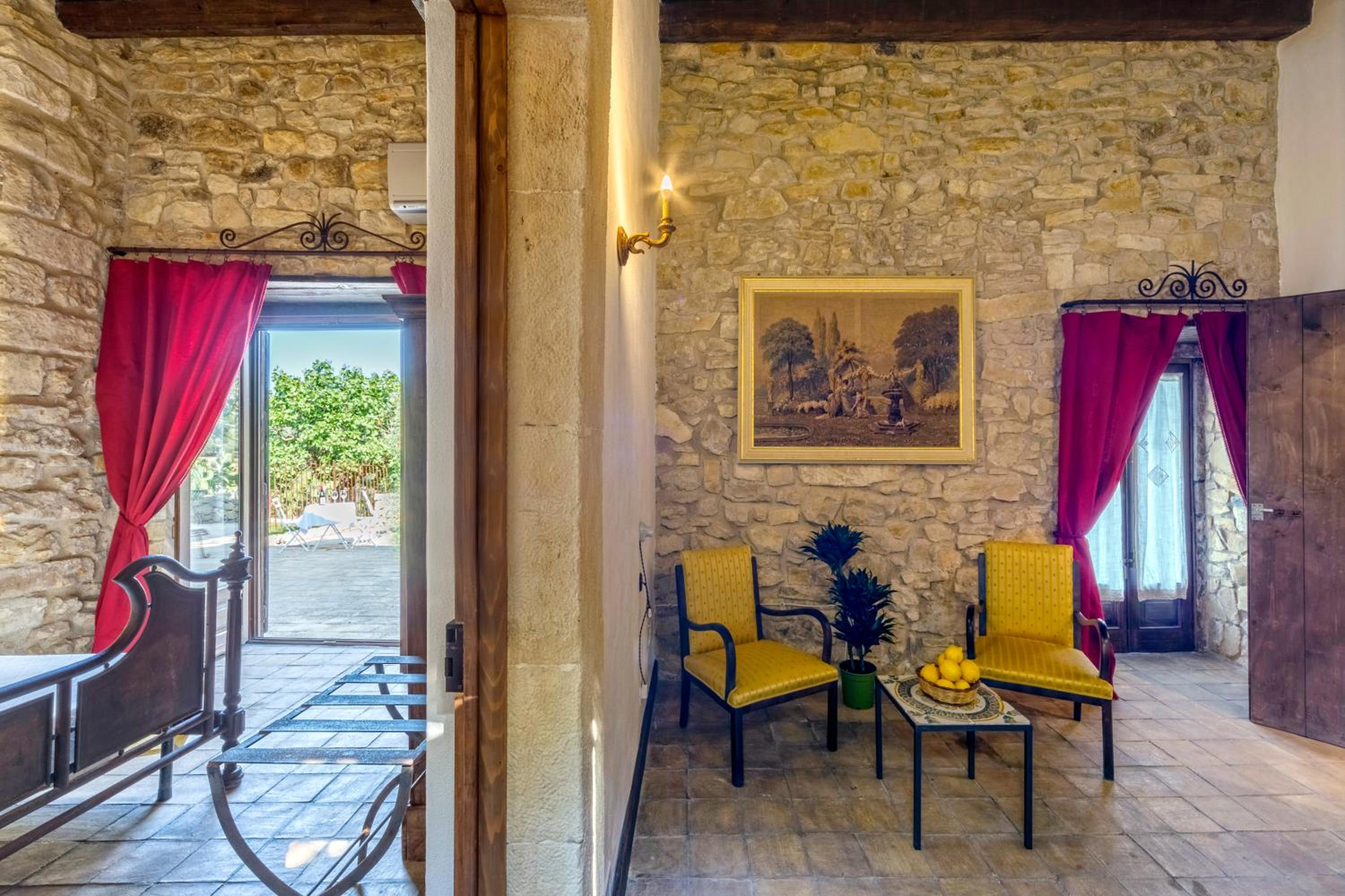 Deluxe Suite - Photo 2