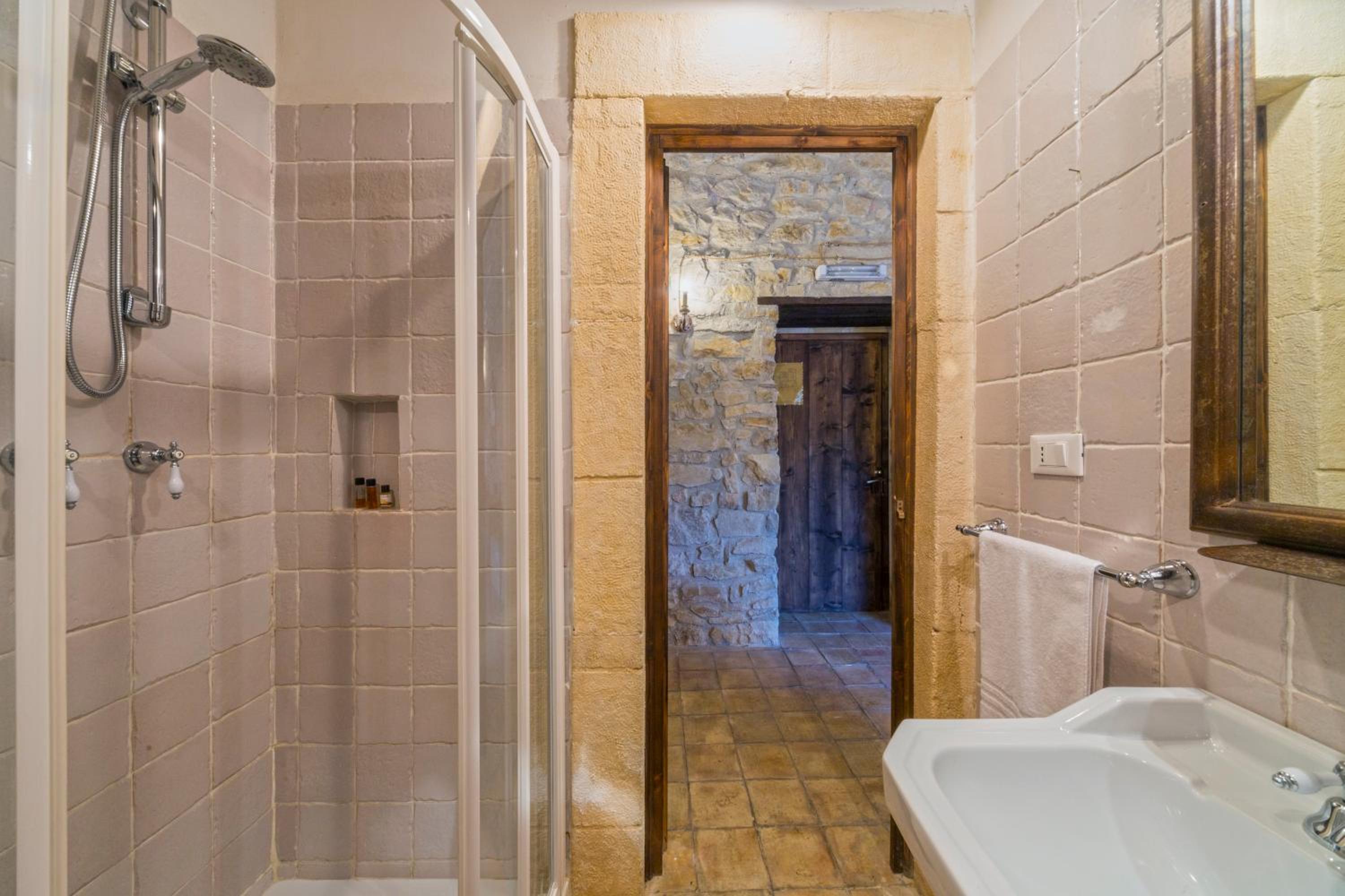 Deluxe Quadruple Room - Photo 2