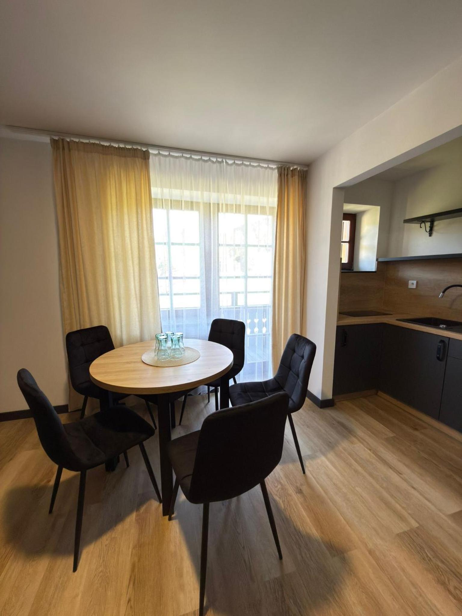 One-Bedroom Apartment with Balcony photo 2