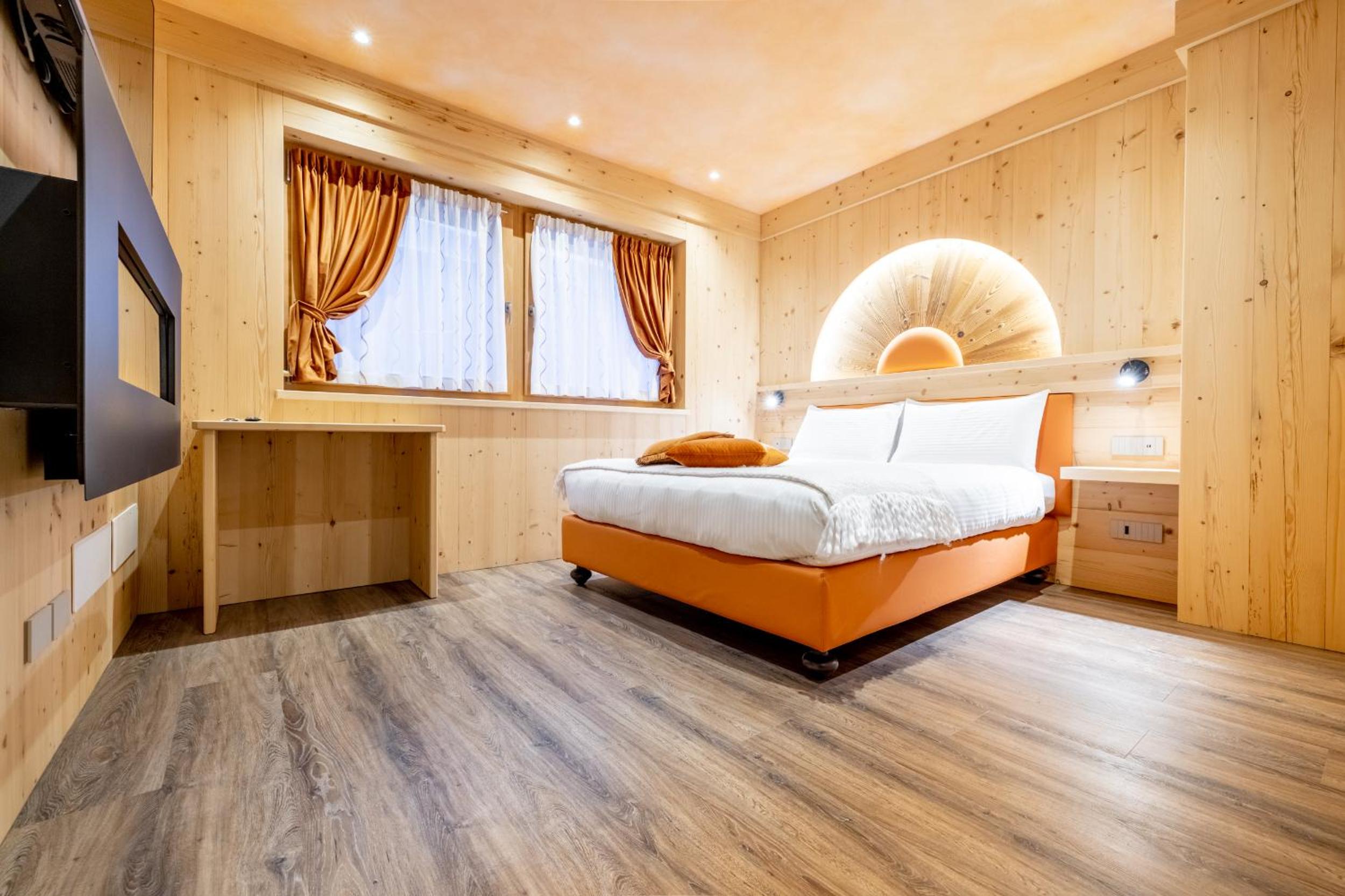 Deluxe Room (2 Adults + 1 Child)