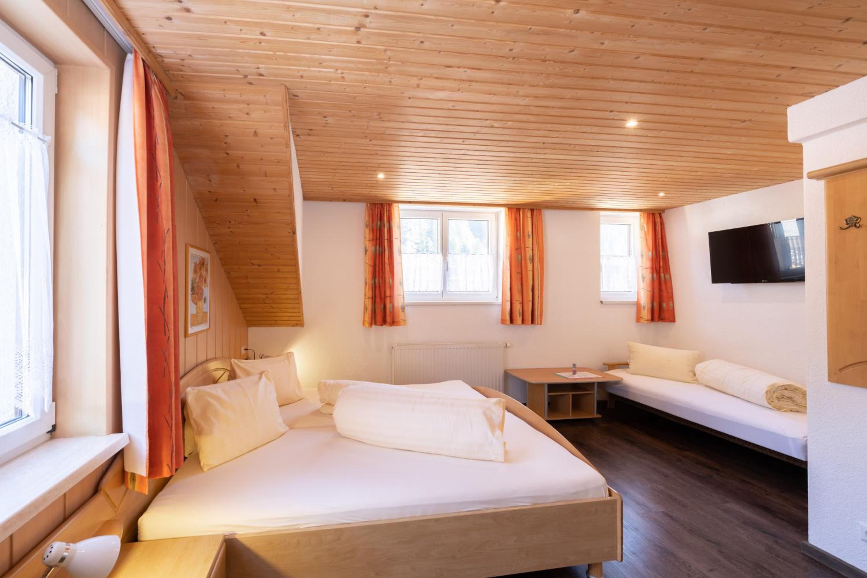 Family Room (2 Adults + 1 Child)