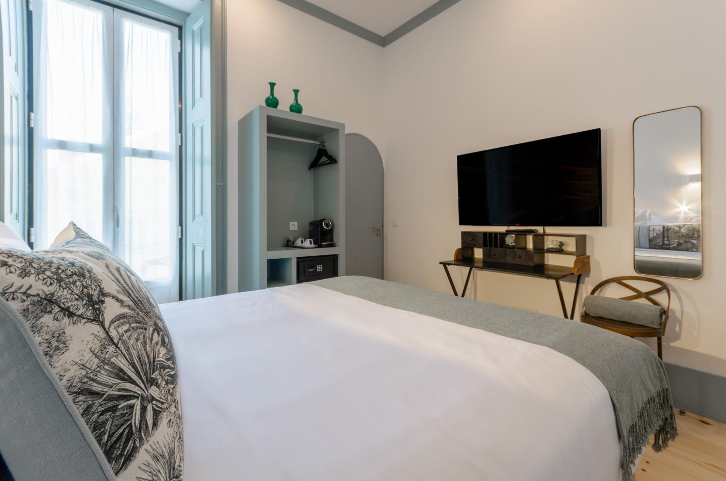 Superior Room with Balcony and City View photo 2