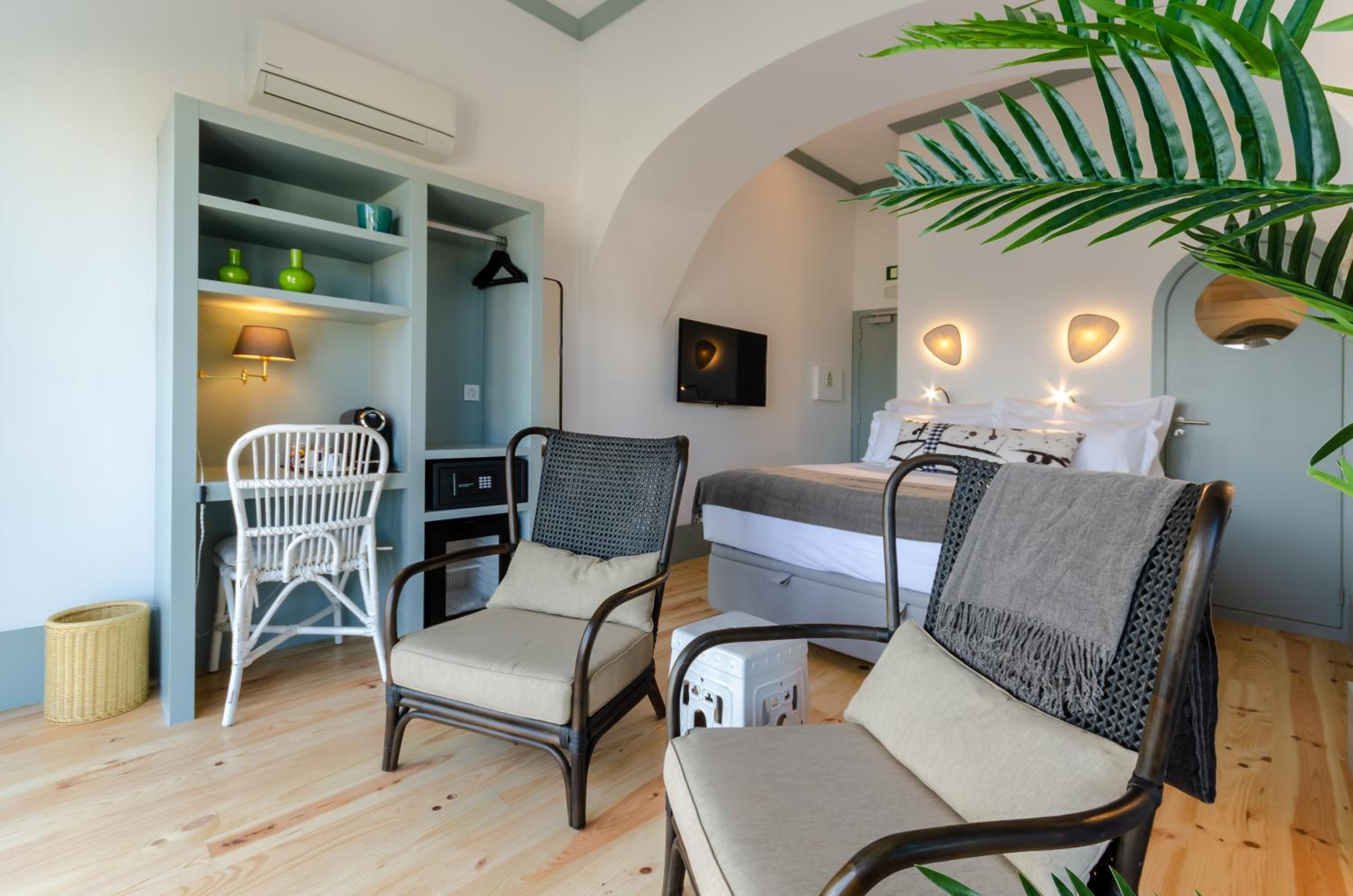 Deluxe Room with Balcony and Sea View photo 2