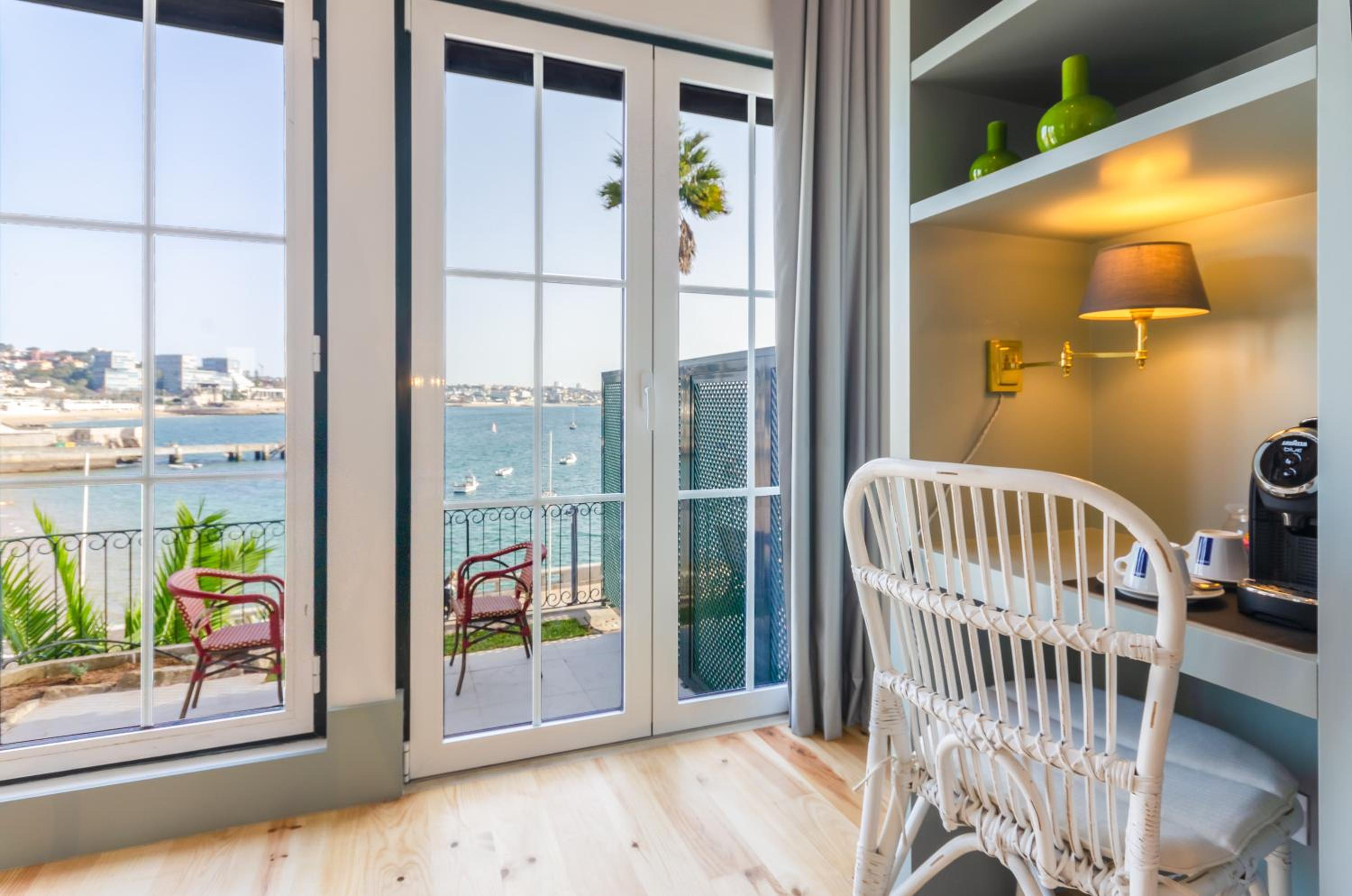 Deluxe Room with Balcony and Sea View photo 3