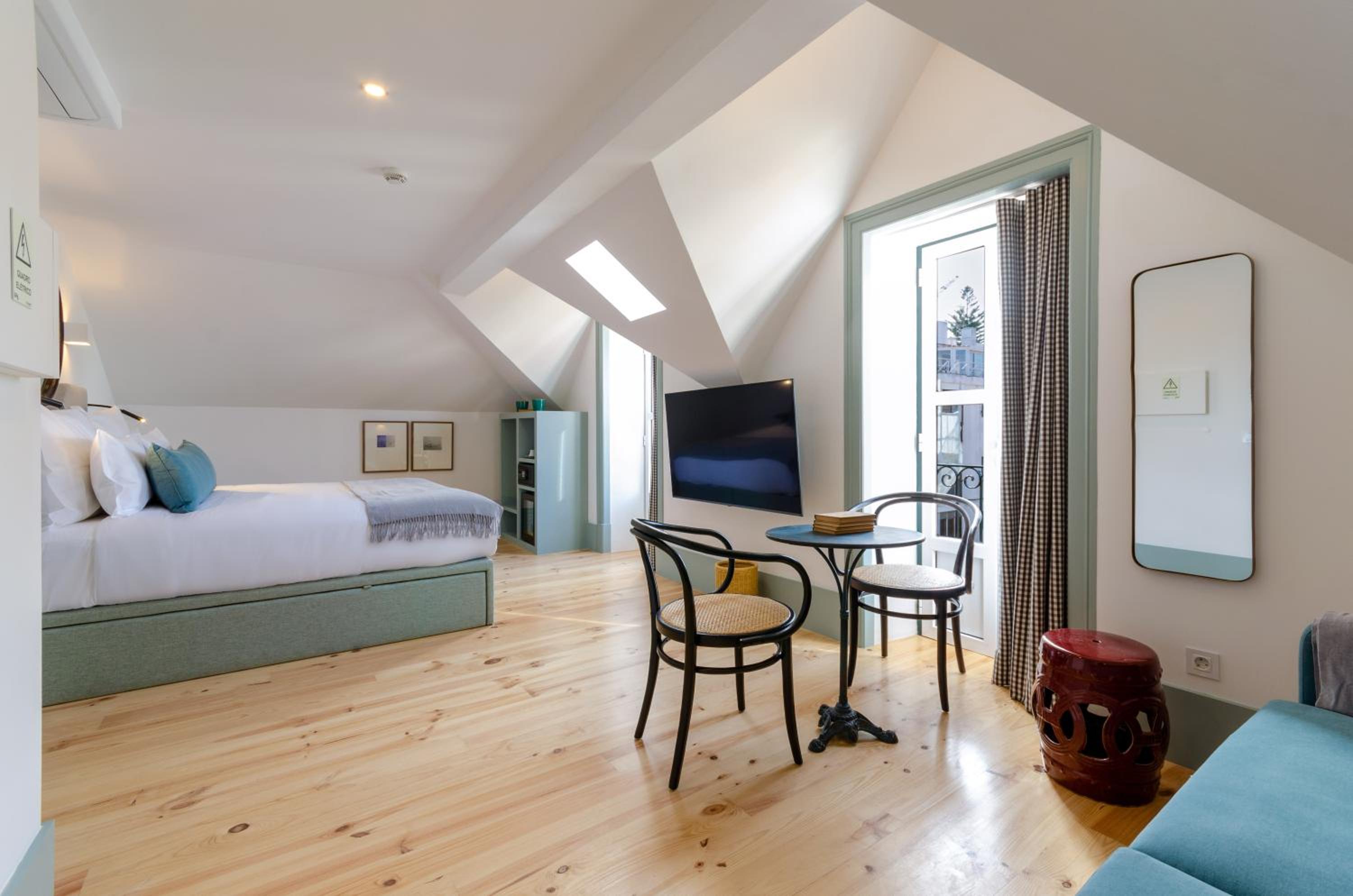 Mansard Junior Suite with City View photo 3