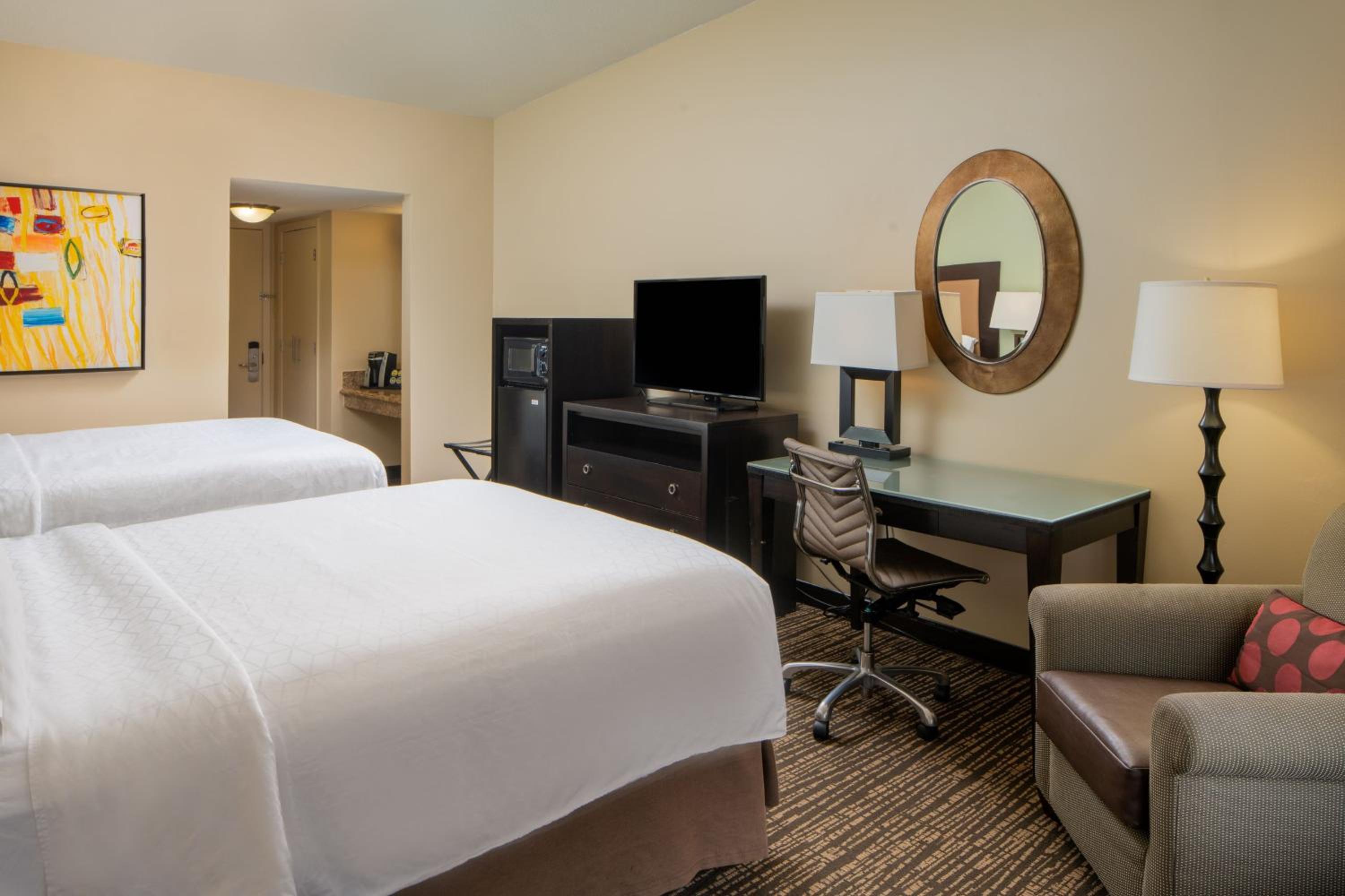Standard Queen Room with Two Queen Beds and Balcony - Ocean View/Mid Floor - Photo 6