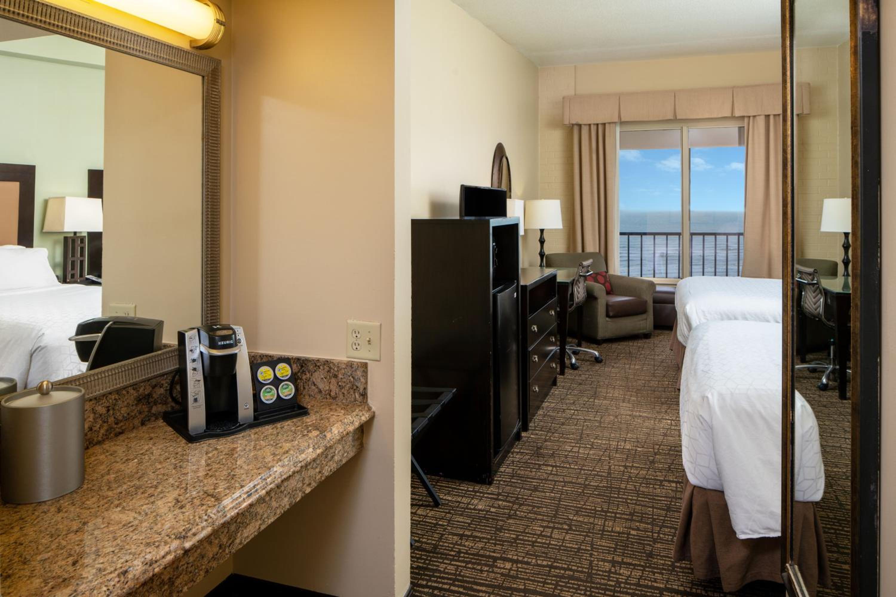 Standard Queen Room with Two Queen Beds and Balcony - Ocean View/Mid Floor - Photo 9