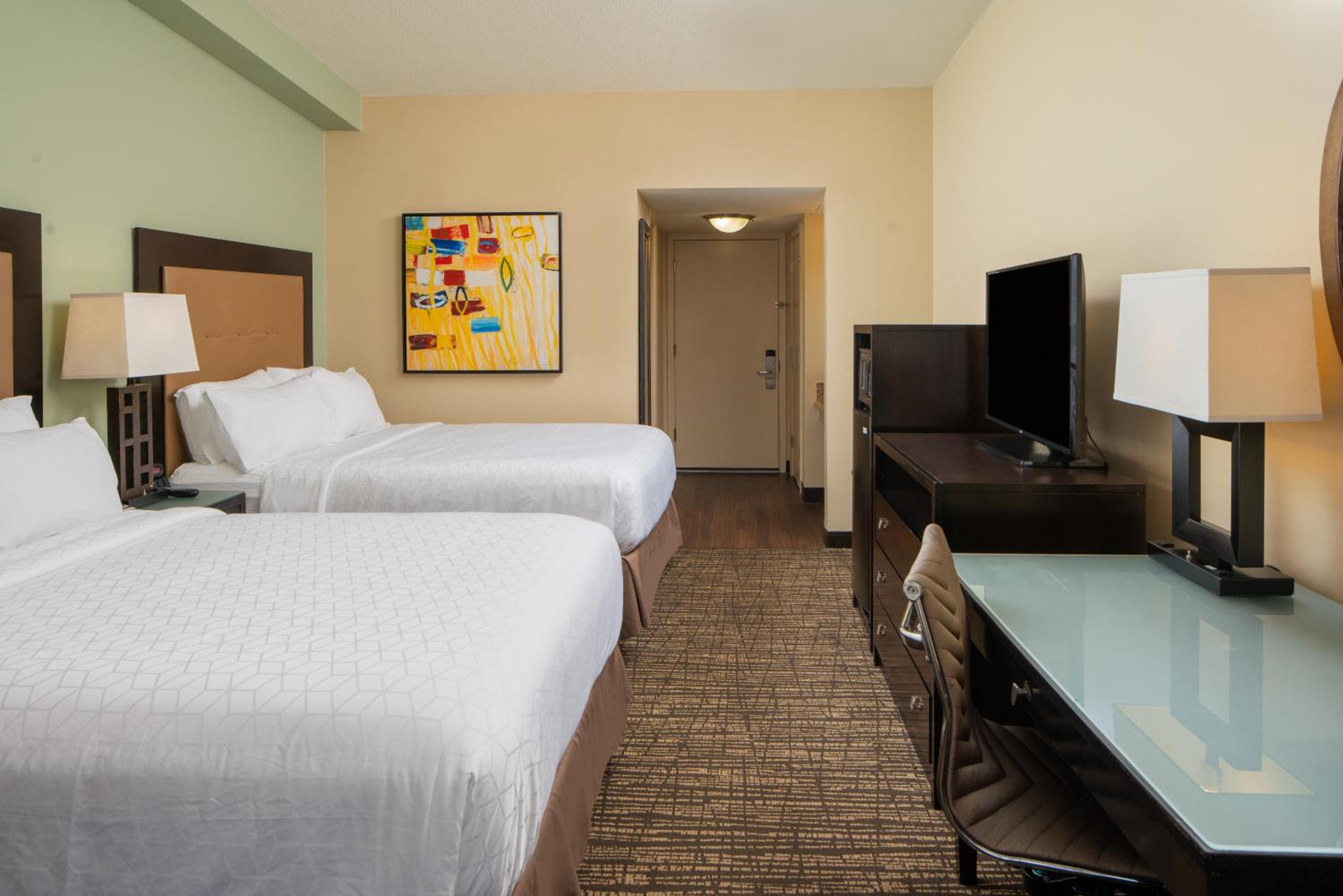 Standard Queen Room with Two Queen Beds and Balcony - Ocean View/Mid Floor - Photo 7