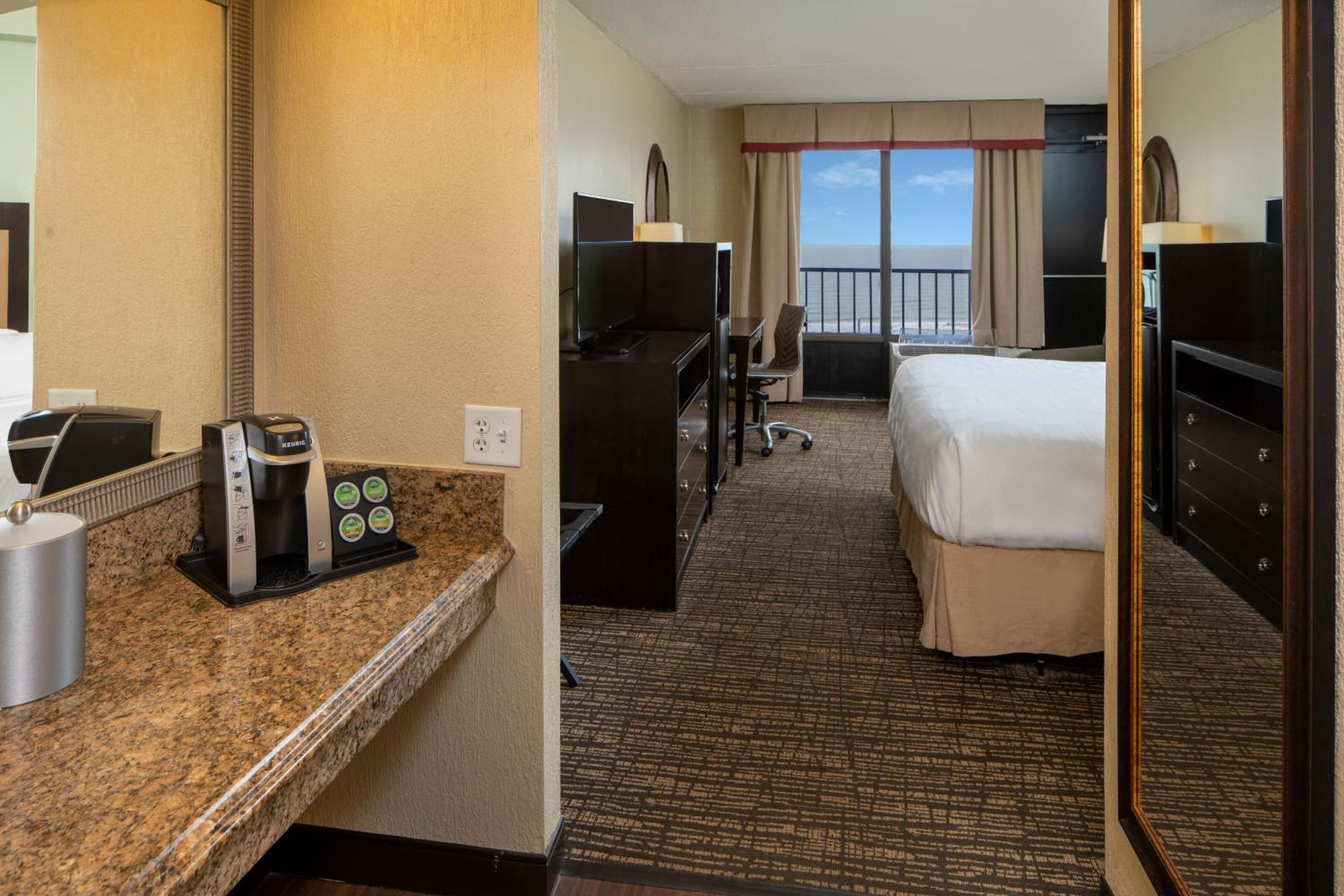 Standard King Room with Ocean View - Photo 7