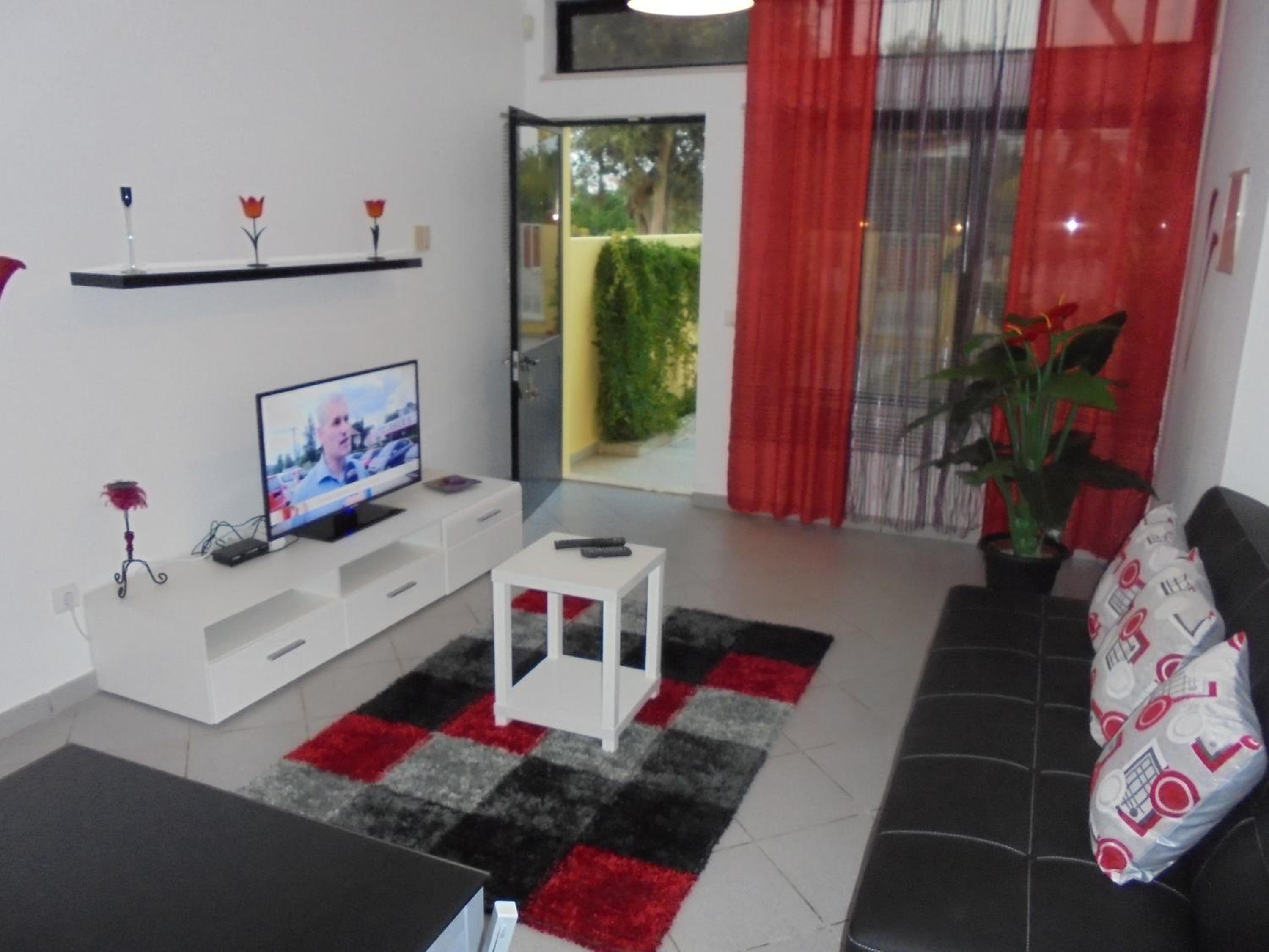 One-Bedroom Apartment - Photo 3