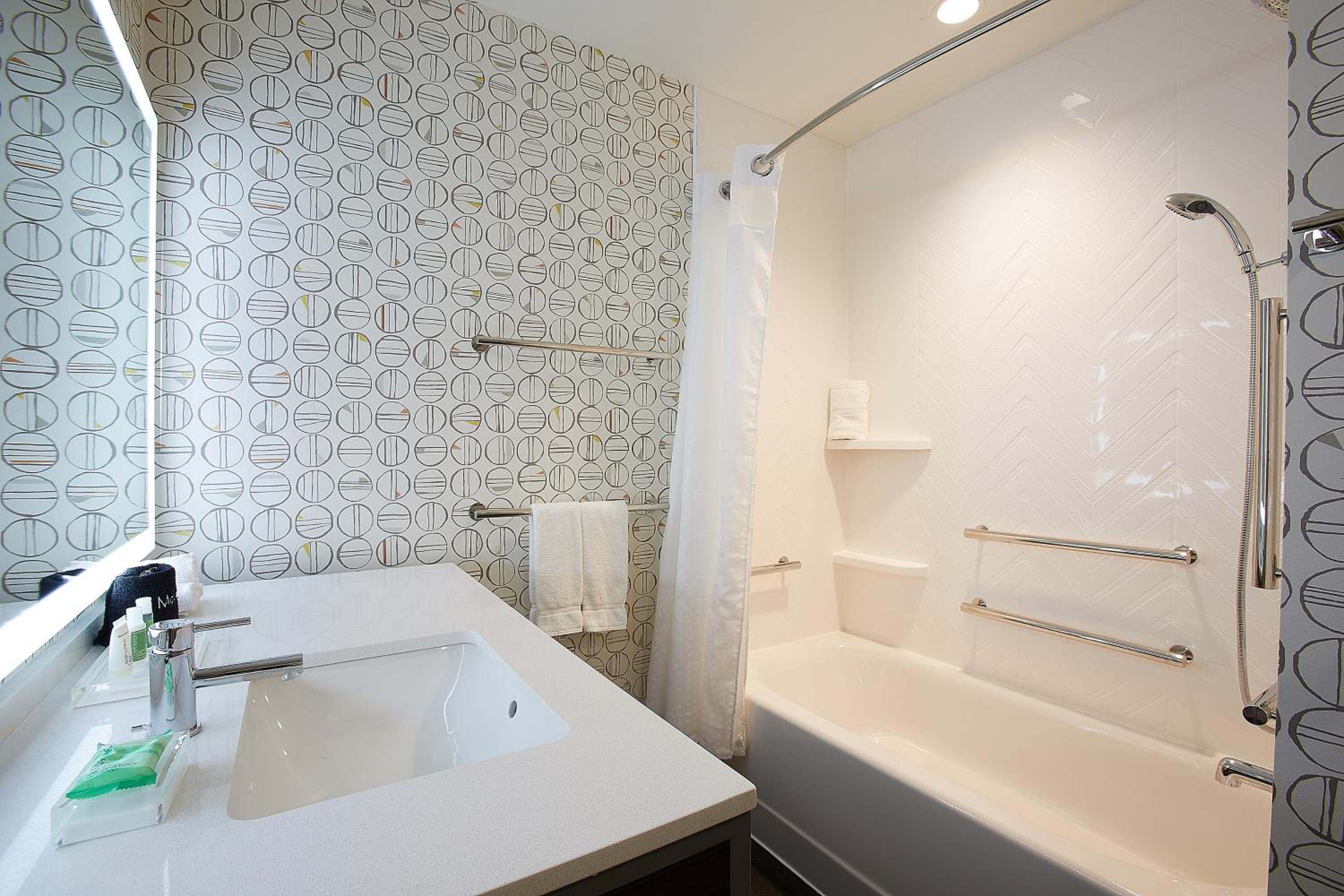 King Room - Mobility Access Tub - Non-Smoking - Photo 5
