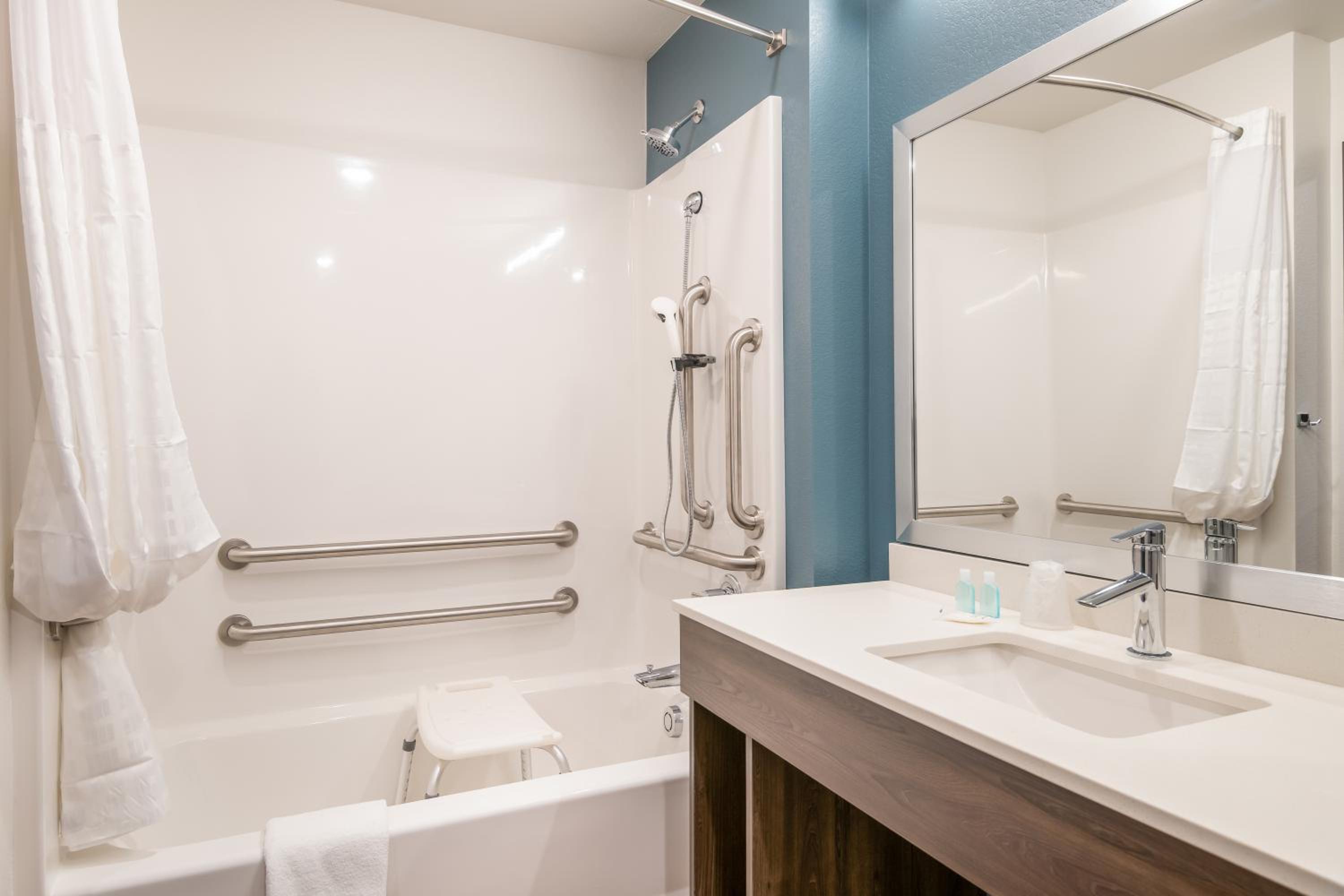 Queen Room  with Tub - Disability Access/Non-Smoking - Photo 2