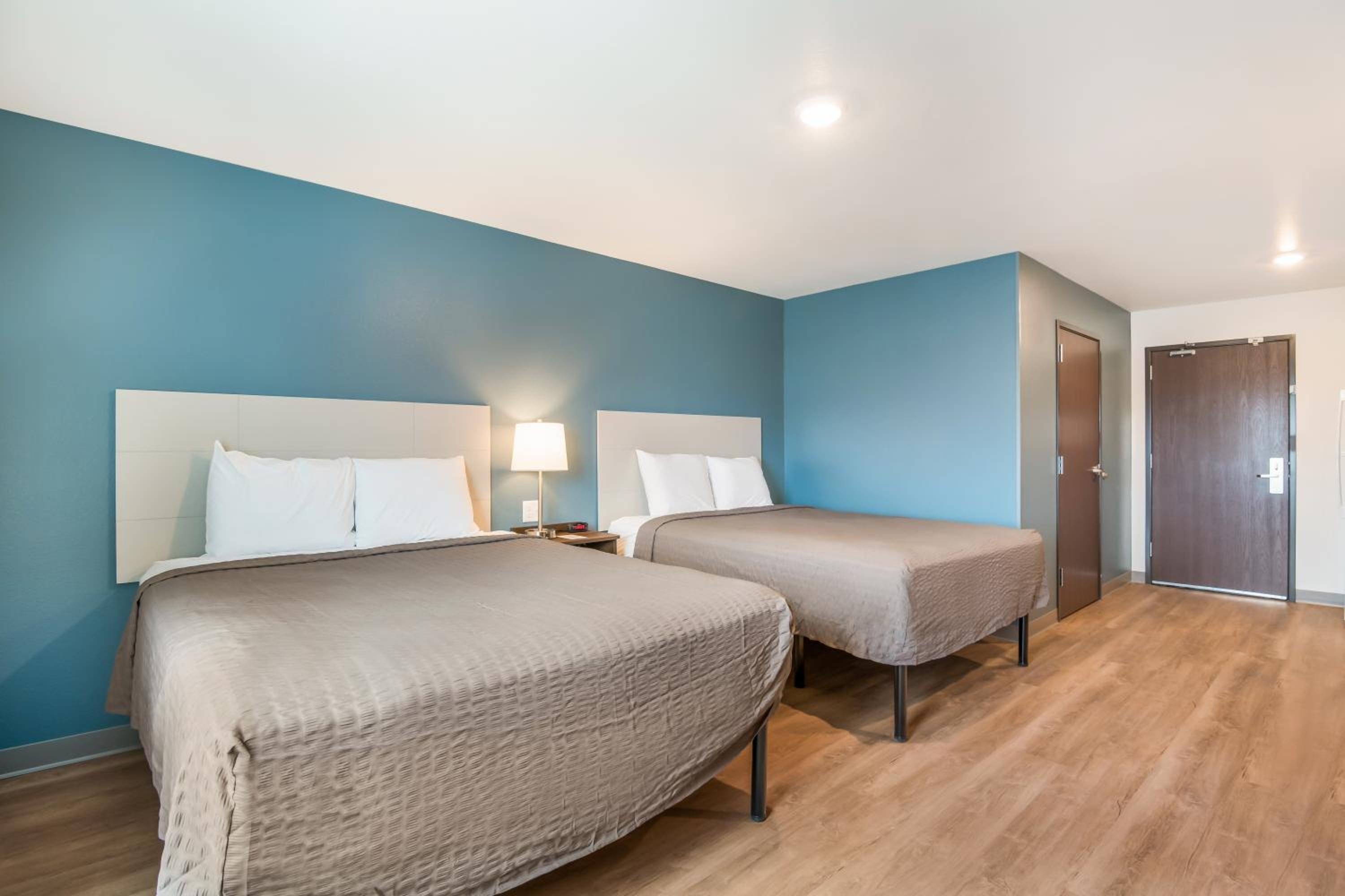 Standard Queen Room with Two Queen Beds - Non-Smoking - Photo 3