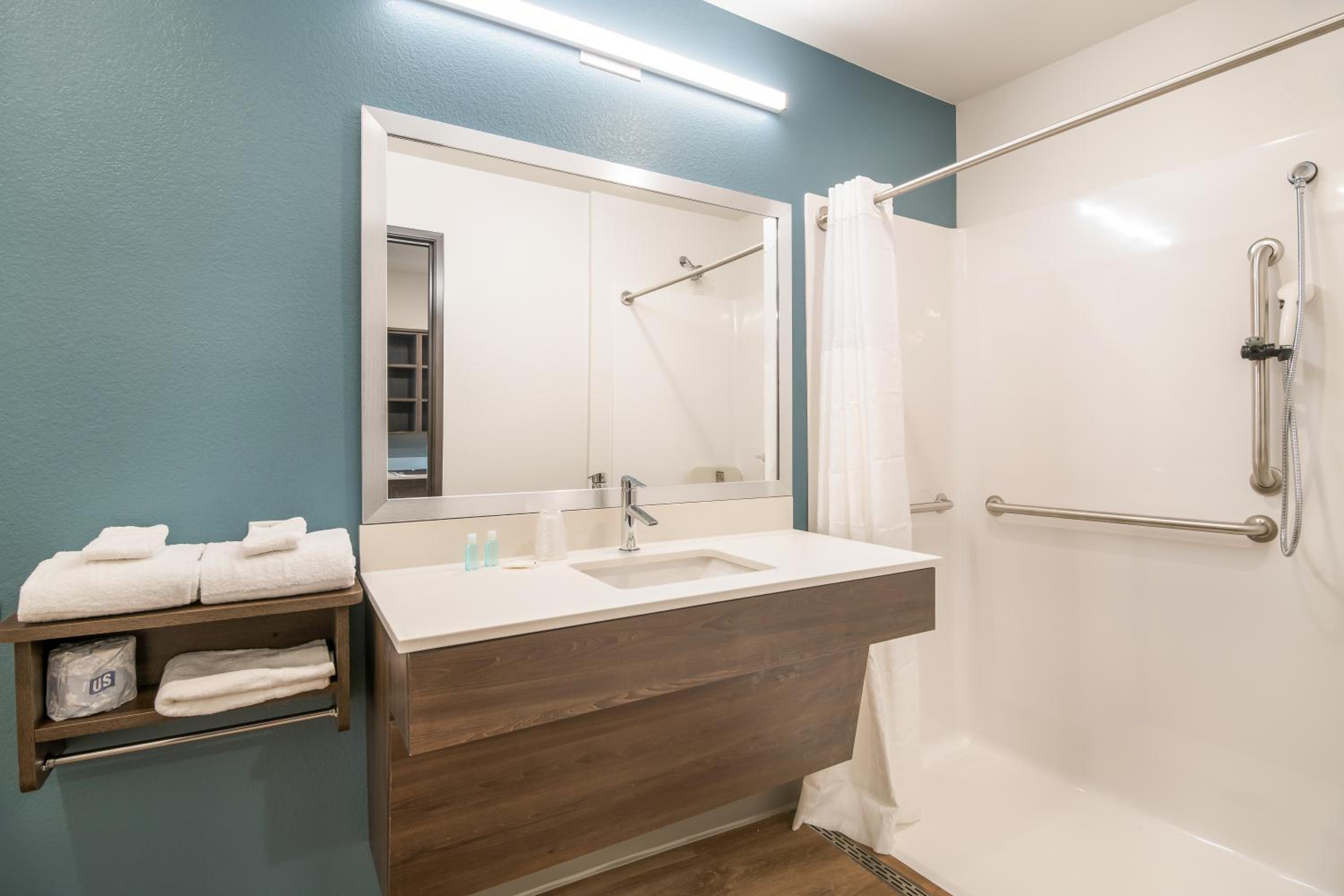 Queen Room  with Roll-In Shower - Disability Access/Non-Smoking - Photo 2