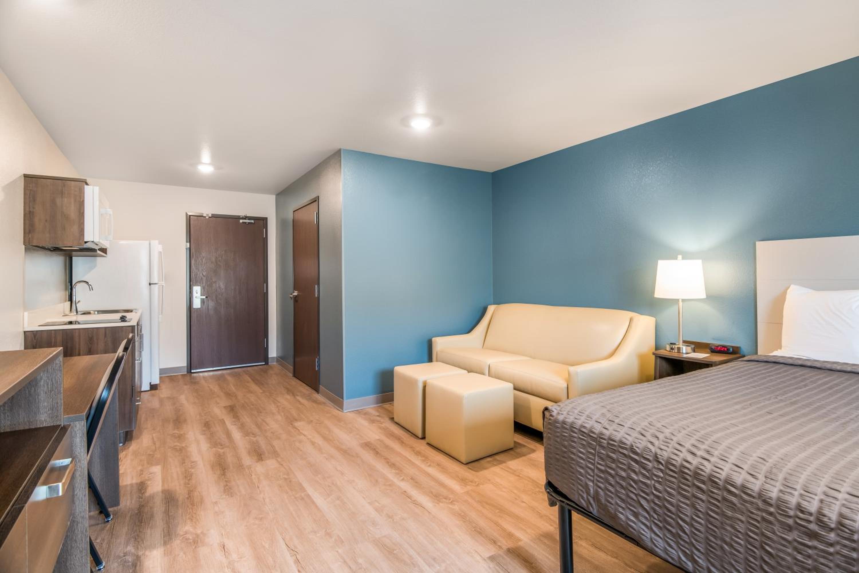 King Suite with Sofa Bed - Non-Smoking - Photo 5