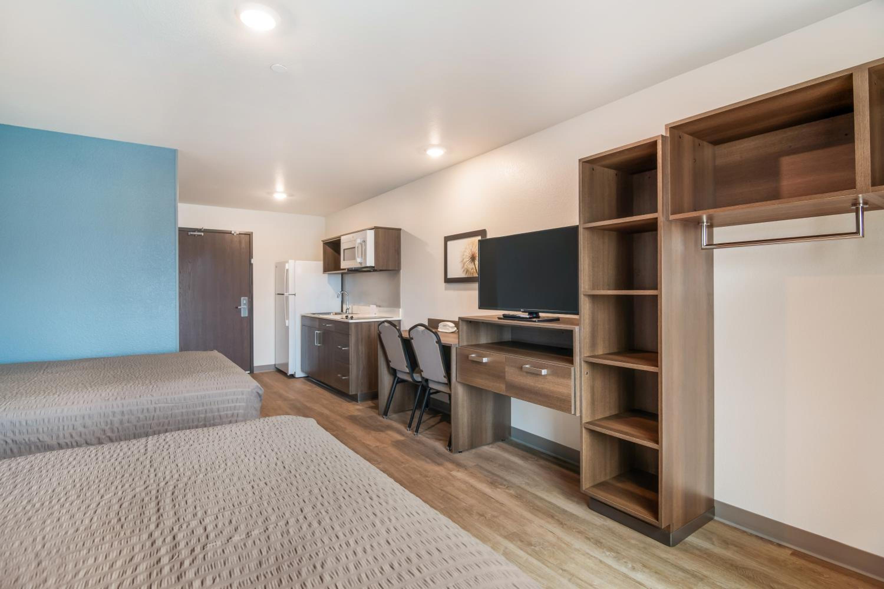 Standard Queen Room with Two Queen Beds - Non-Smoking - Photo 4