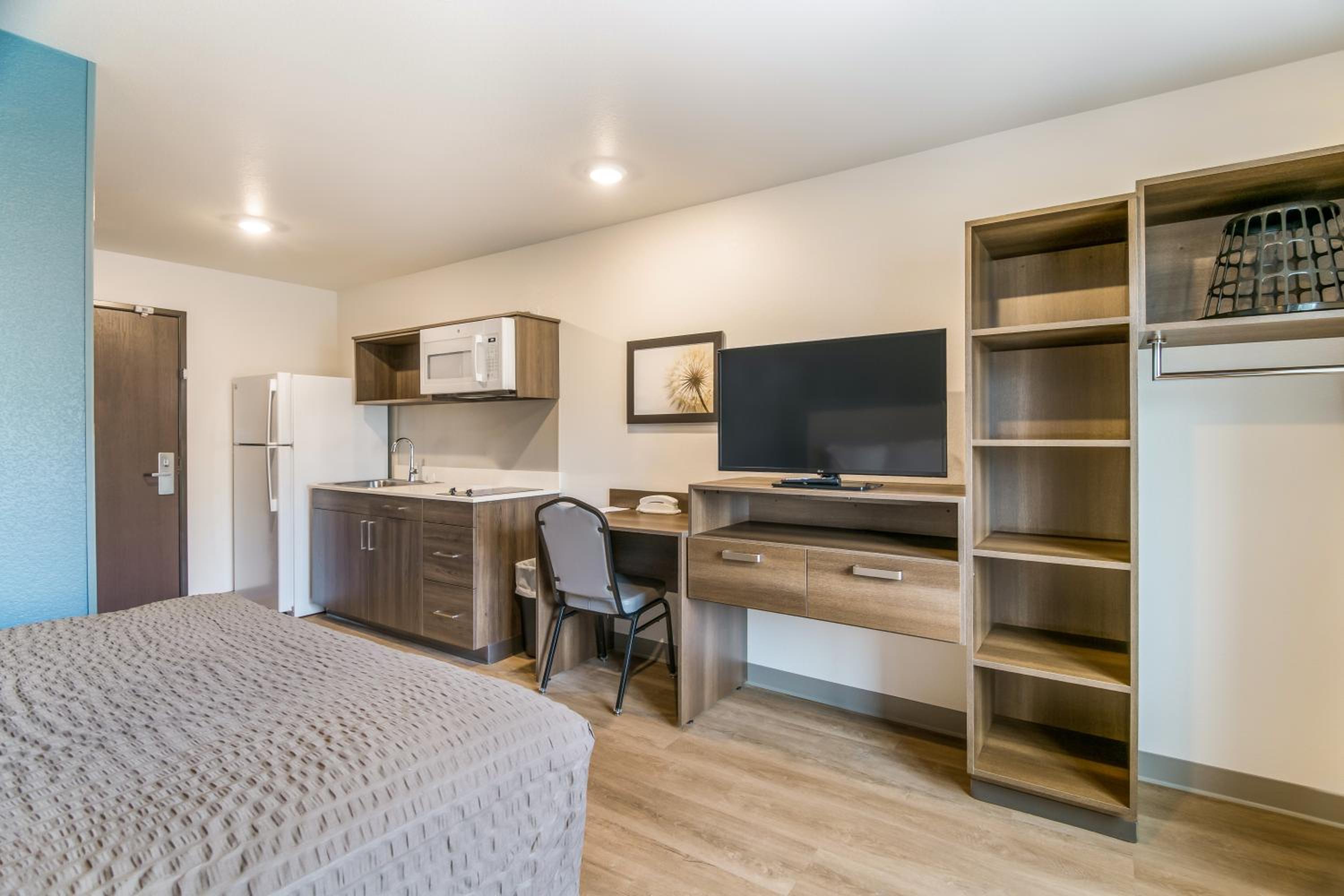 King Suite with Sofa Bed - Non-Smoking - Photo 8