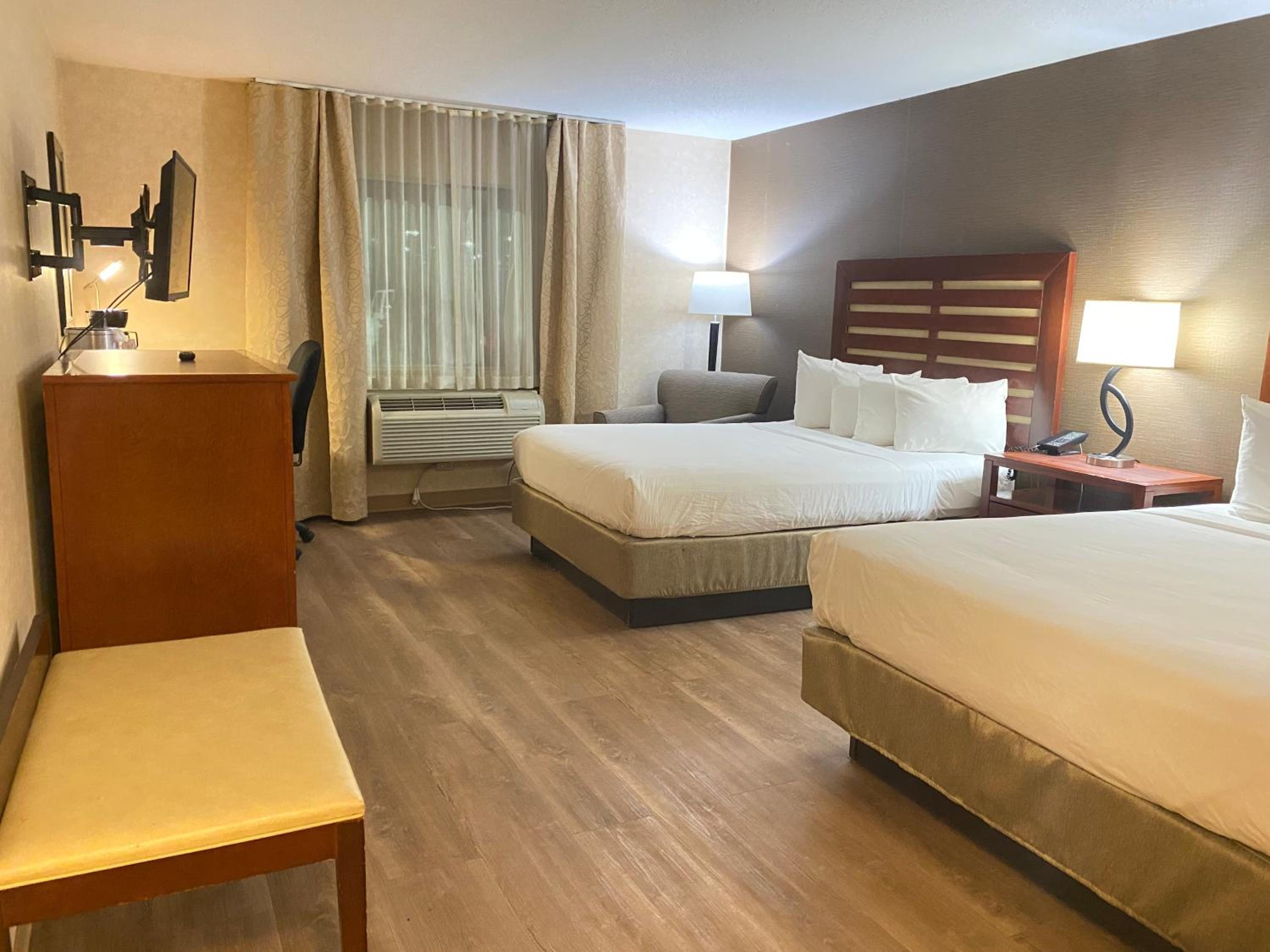 Standard Queen Room with Two Queen Beds photo 2