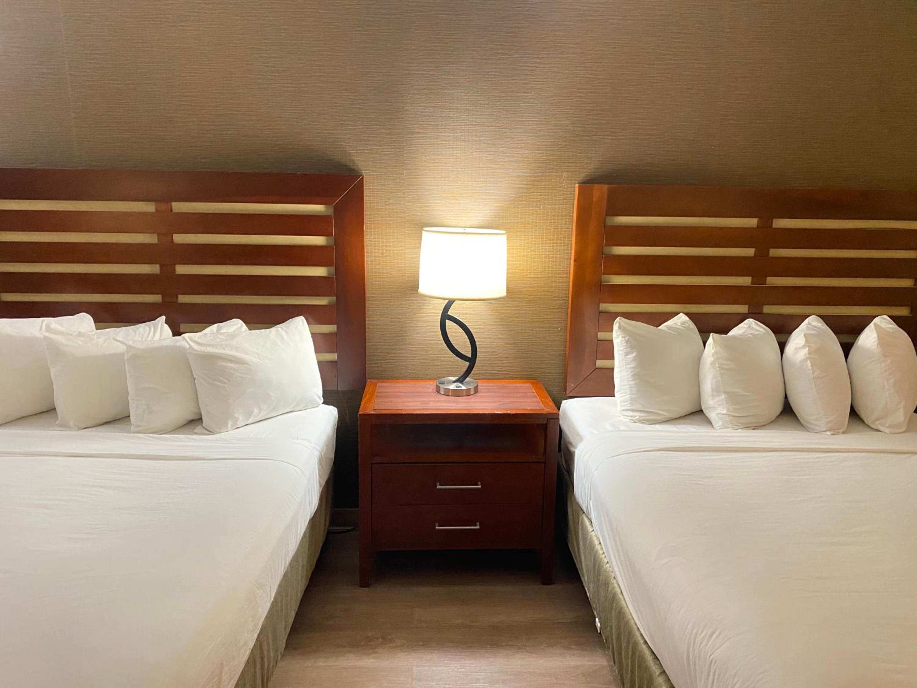 Queen Room with Two Queen Beds - Mobility Access/Non-Smoking photo 2