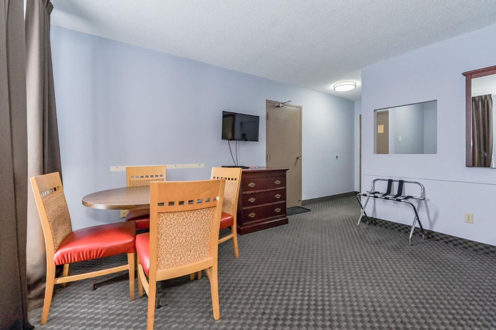 Deluxe Family Room with Kitchen - Photo 4